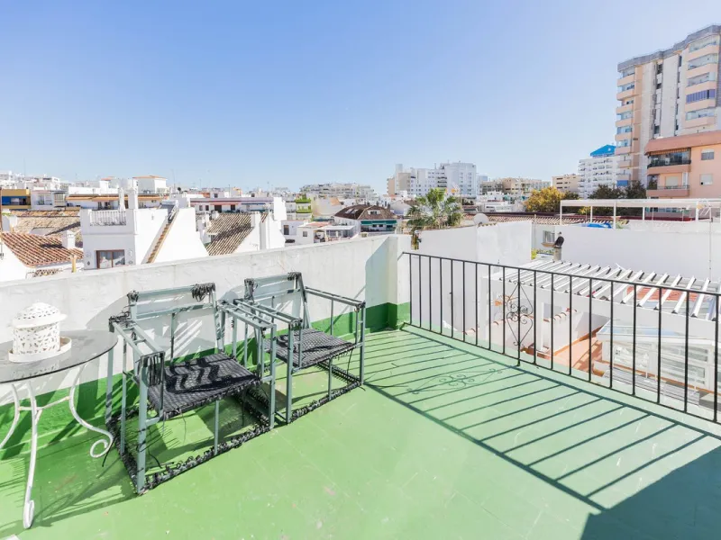 House - Townhouse в продаже в Marbella, Málaga. В доме 6 спален и 4 ванных комнат. Площадь дома 431 м²