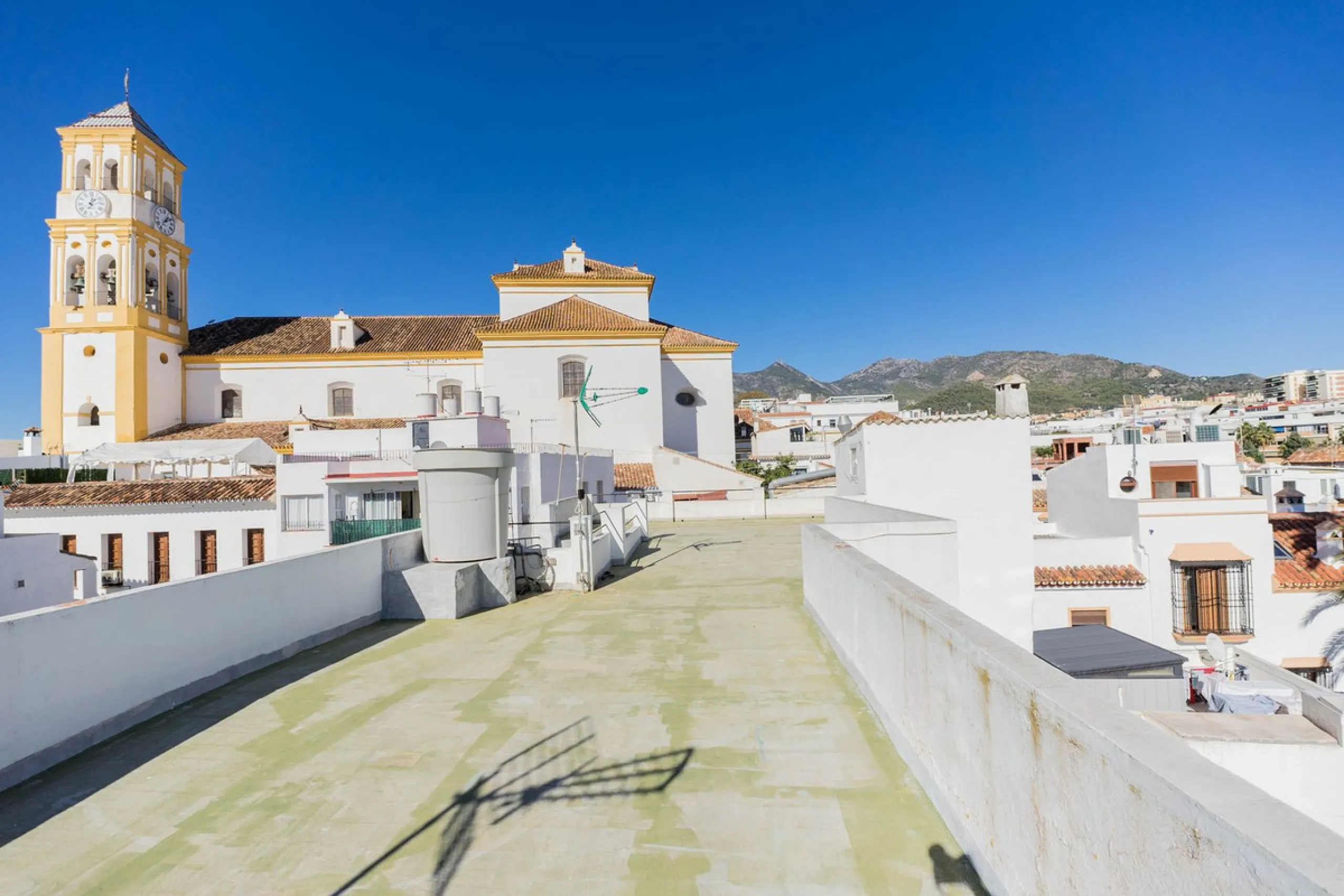 House - Townhouse в продаже в Marbella, Málaga. В доме 6 спален и 4 ванных комнат. Площадь дома 431 м²