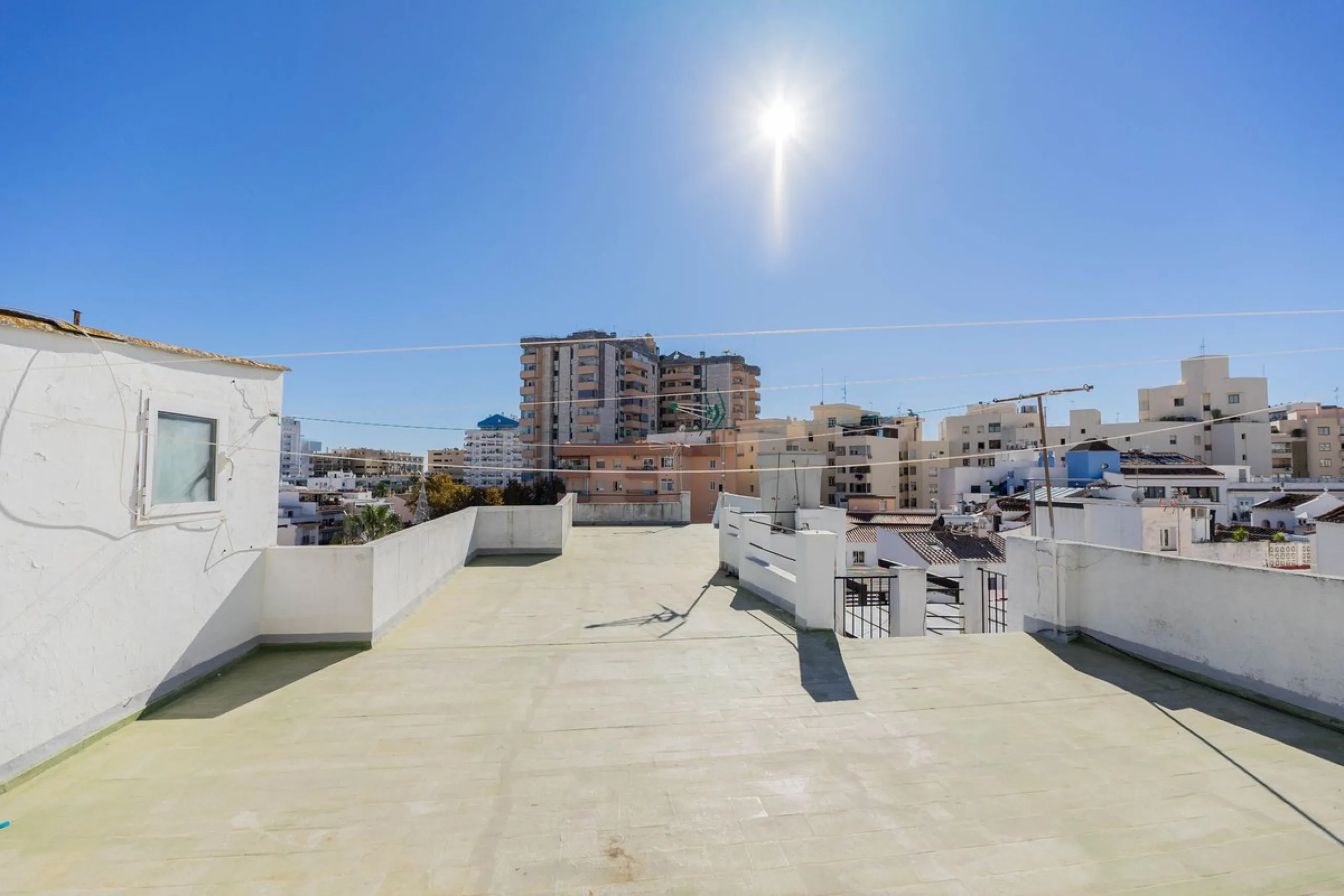 House - Townhouse в продаже в Marbella, Málaga. В доме 6 спален и 4 ванных комнат. Площадь дома 431 м²