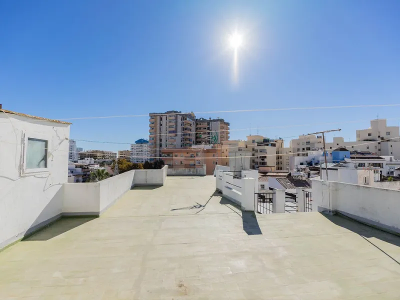 House - Townhouse в продаже в Marbella, Málaga. В доме 6 спален и 4 ванных комнат. Площадь дома 431 м²