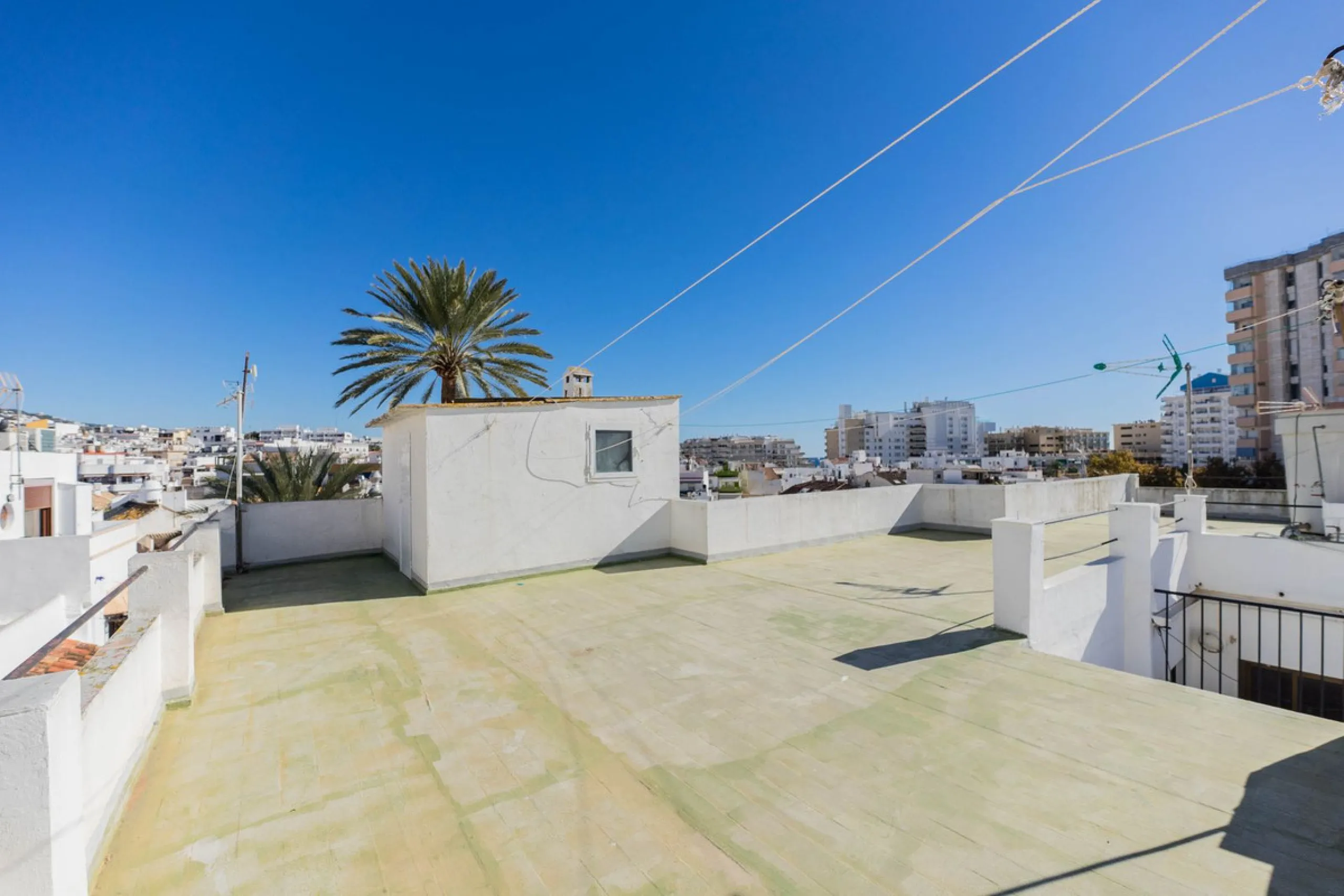 House - Townhouse в продаже в Marbella, Málaga. В доме 6 спален и 4 ванных комнат. Площадь дома 431 м²