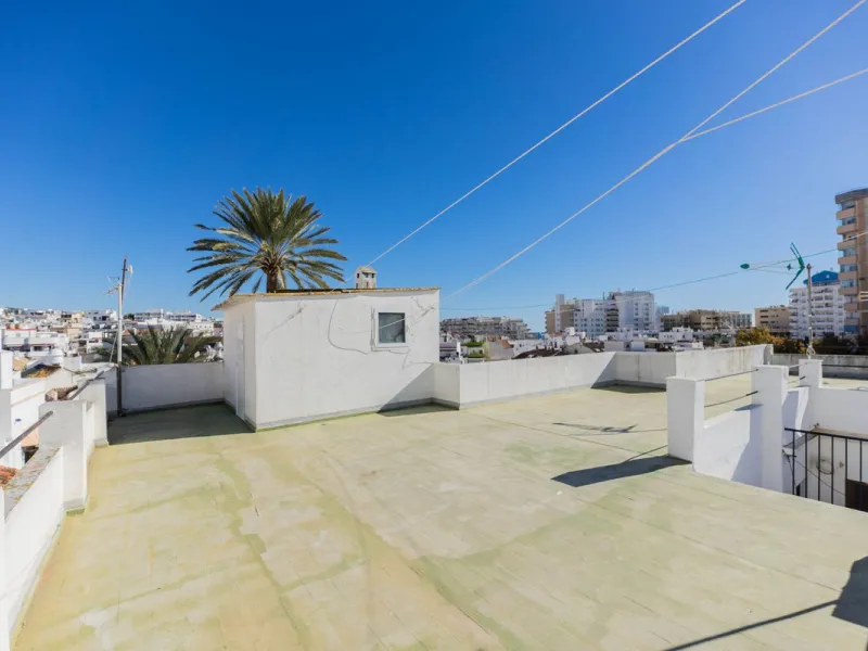 House - Townhouse в продаже в Marbella, Málaga. В доме 6 спален и 4 ванных комнат. Площадь дома 431 м²