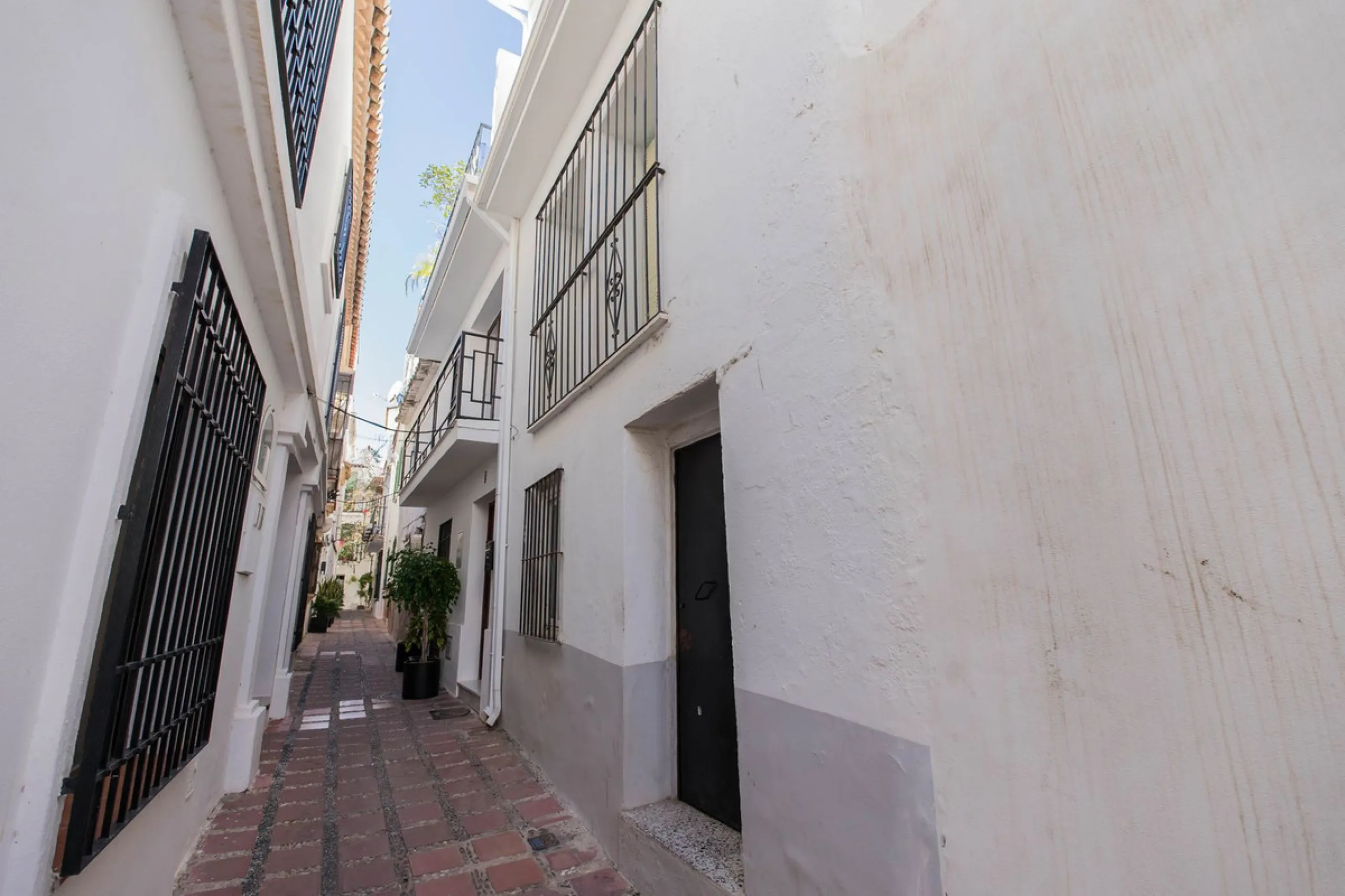 House - Townhouse в продаже в Marbella, Málaga. В доме 6 спален и 4 ванных комнат. Площадь дома 431 м²