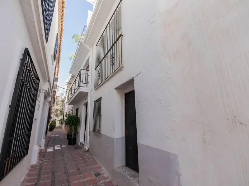 House - Townhouse в продаже в Marbella, Málaga. В доме 6 спален и 4 ванных комнат. Площадь дома 431 м²