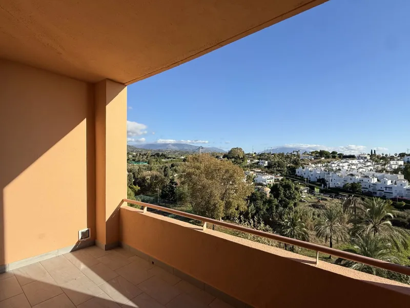 This recently renovated 3-bedroom, 3-bathroom apartment offers 170 m² of bright, spacious living on one level, originally created by combining two units into one. Located on the entrance level of a 6-storey building, yet equivalent to the 3rd floor, it be