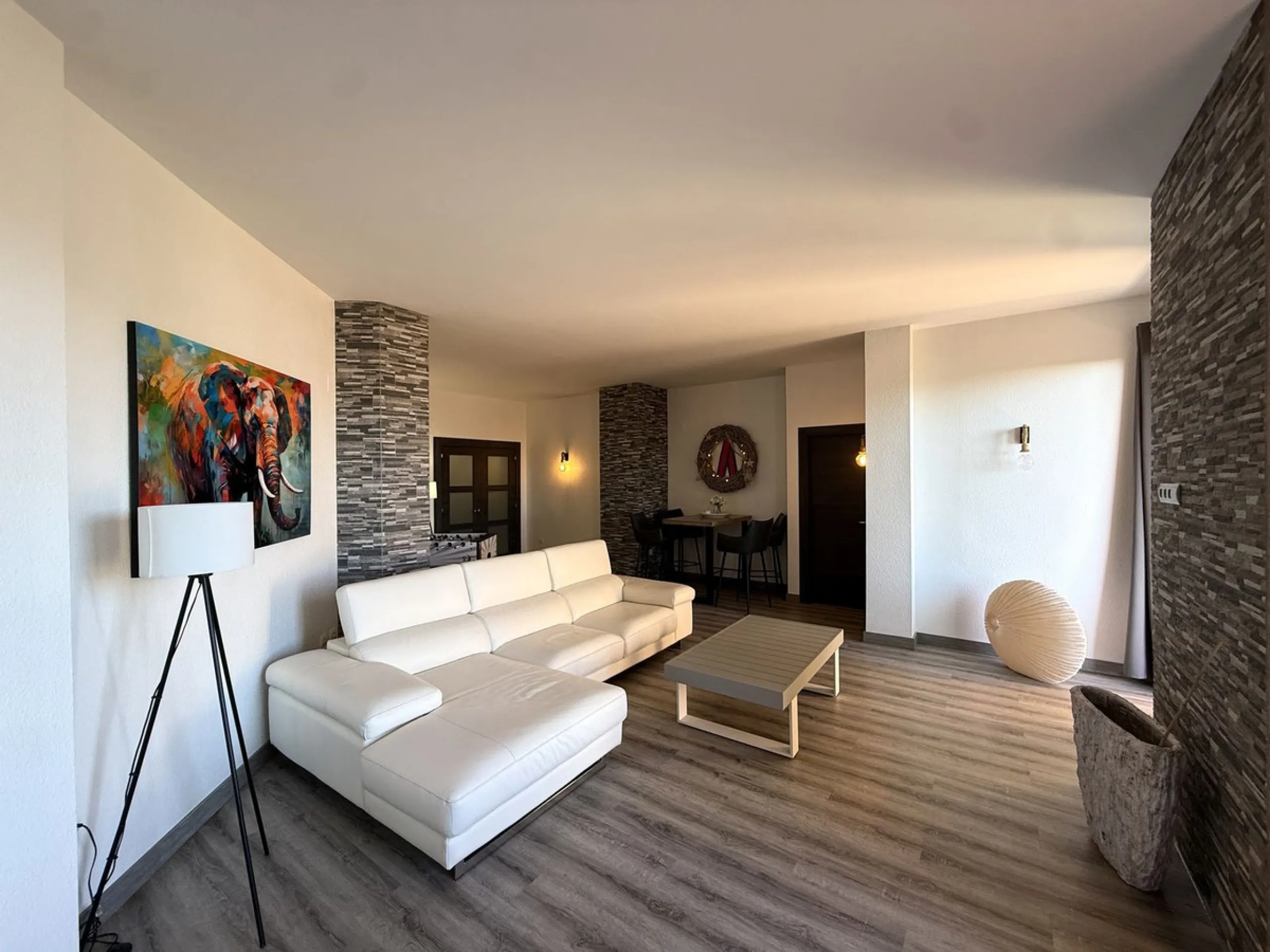 This recently renovated 3-bedroom, 3-bathroom apartment offers 170 m² of bright, spacious living on one level, originally created by combining two units into one. Located on the entrance level of a 6-storey building, yet equivalent to the 3rd floor, it be