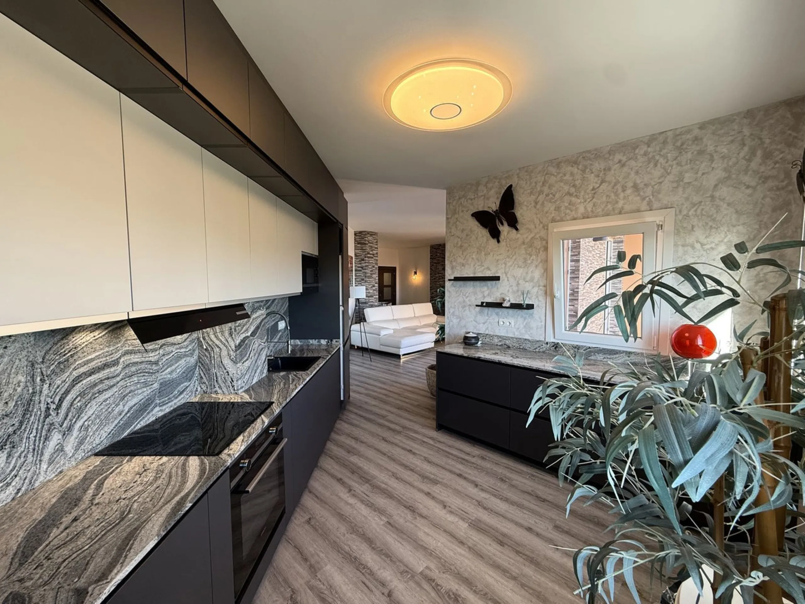 This recently renovated 3-bedroom, 3-bathroom apartment offers 170 m² of bright, spacious living on one level, originally created by combining two units into one. Located on the entrance level of a 6-storey building, yet equivalent to the 3rd floor, it be