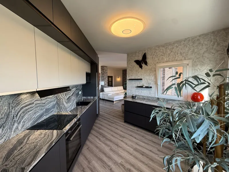 This recently renovated 3-bedroom, 3-bathroom apartment offers 170 m² of bright, spacious living on one level, originally created by combining two units into one. Located on the entrance level of a 6-storey building, yet equivalent to the 3rd floor, it be