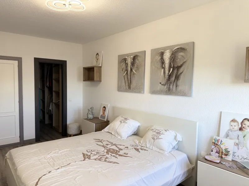 This recently renovated 3-bedroom, 3-bathroom apartment offers 170 m² of bright, spacious living on one level, originally created by combining two units into one. Located on the entrance level of a 6-storey building, yet equivalent to the 3rd floor, it be