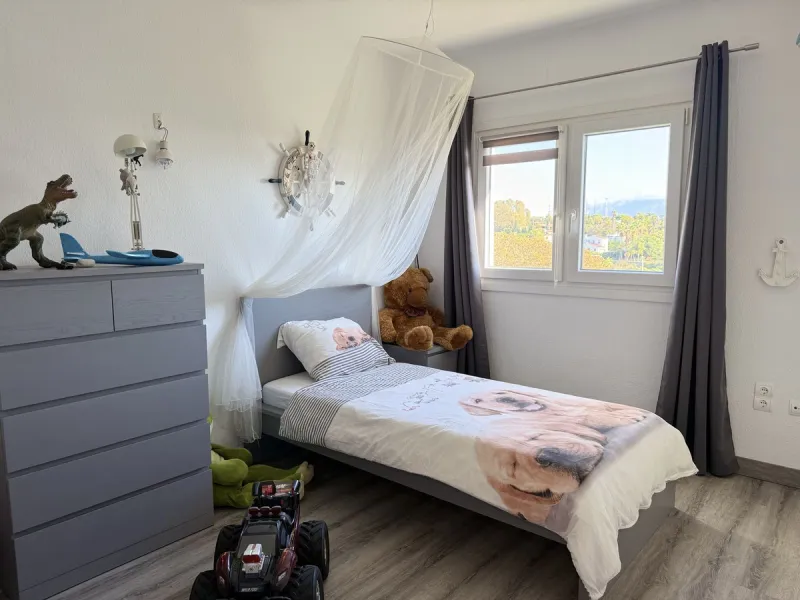 This recently renovated 3-bedroom, 3-bathroom apartment offers 170 m² of bright, spacious living on one level, originally created by combining two units into one. Located on the entrance level of a 6-storey building, yet equivalent to the 3rd floor, it be