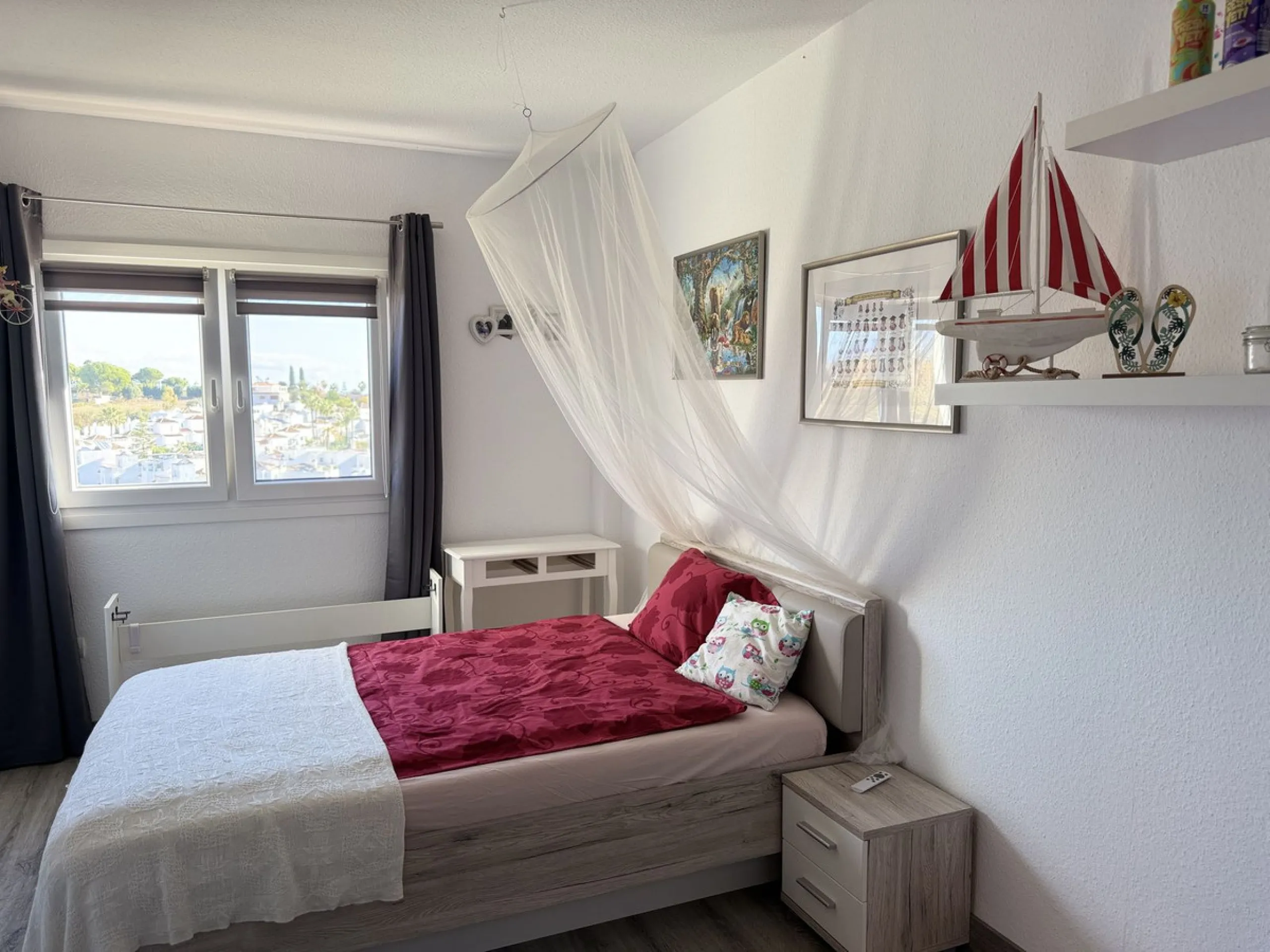 This recently renovated 3-bedroom, 3-bathroom apartment offers 170 m² of bright, spacious living on one level, originally created by combining two units into one. Located on the entrance level of a 6-storey building, yet equivalent to the 3rd floor, it be