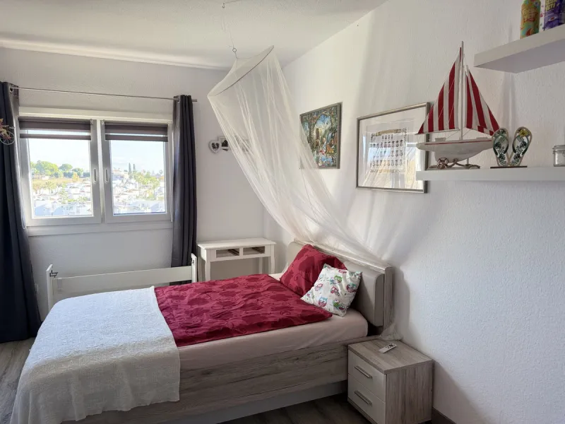 This recently renovated 3-bedroom, 3-bathroom apartment offers 170 m² of bright, spacious living on one level, originally created by combining two units into one. Located on the entrance level of a 6-storey building, yet equivalent to the 3rd floor, it be