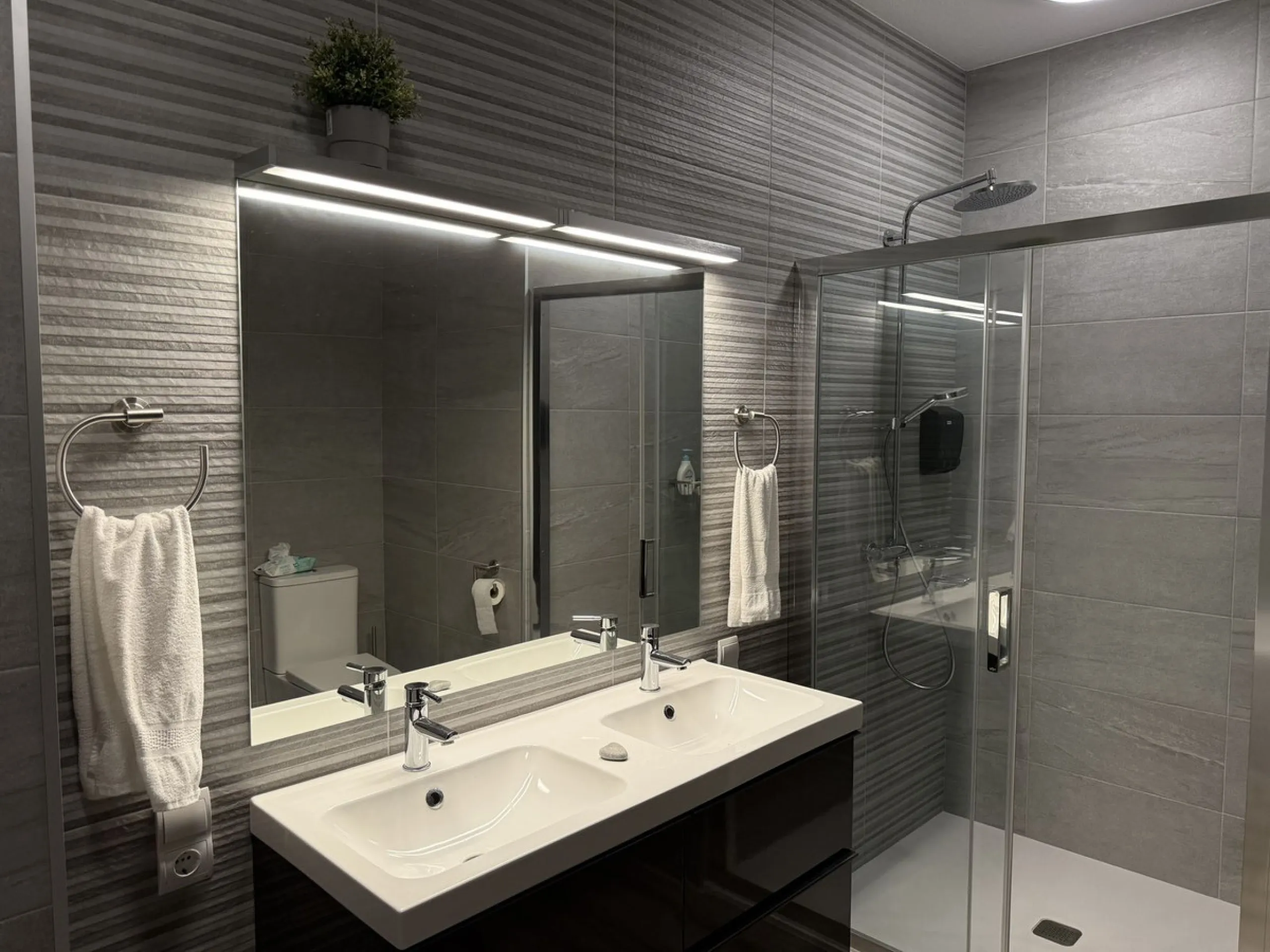 This recently renovated 3-bedroom, 3-bathroom apartment offers 170 m² of bright, spacious living on one level, originally created by combining two units into one. Located on the entrance level of a 6-storey building, yet equivalent to the 3rd floor, it be