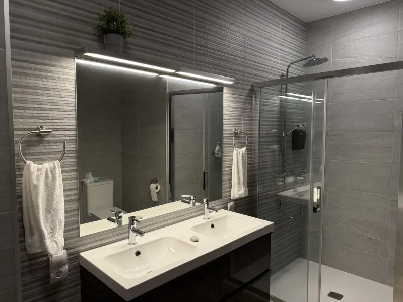 This recently renovated 3-bedroom, 3-bathroom apartment offers 170 m² of bright, spacious living on one level, originally created by combining two units into one. Located on the entrance level of a 6-storey building, yet equivalent to the 3rd floor, it be