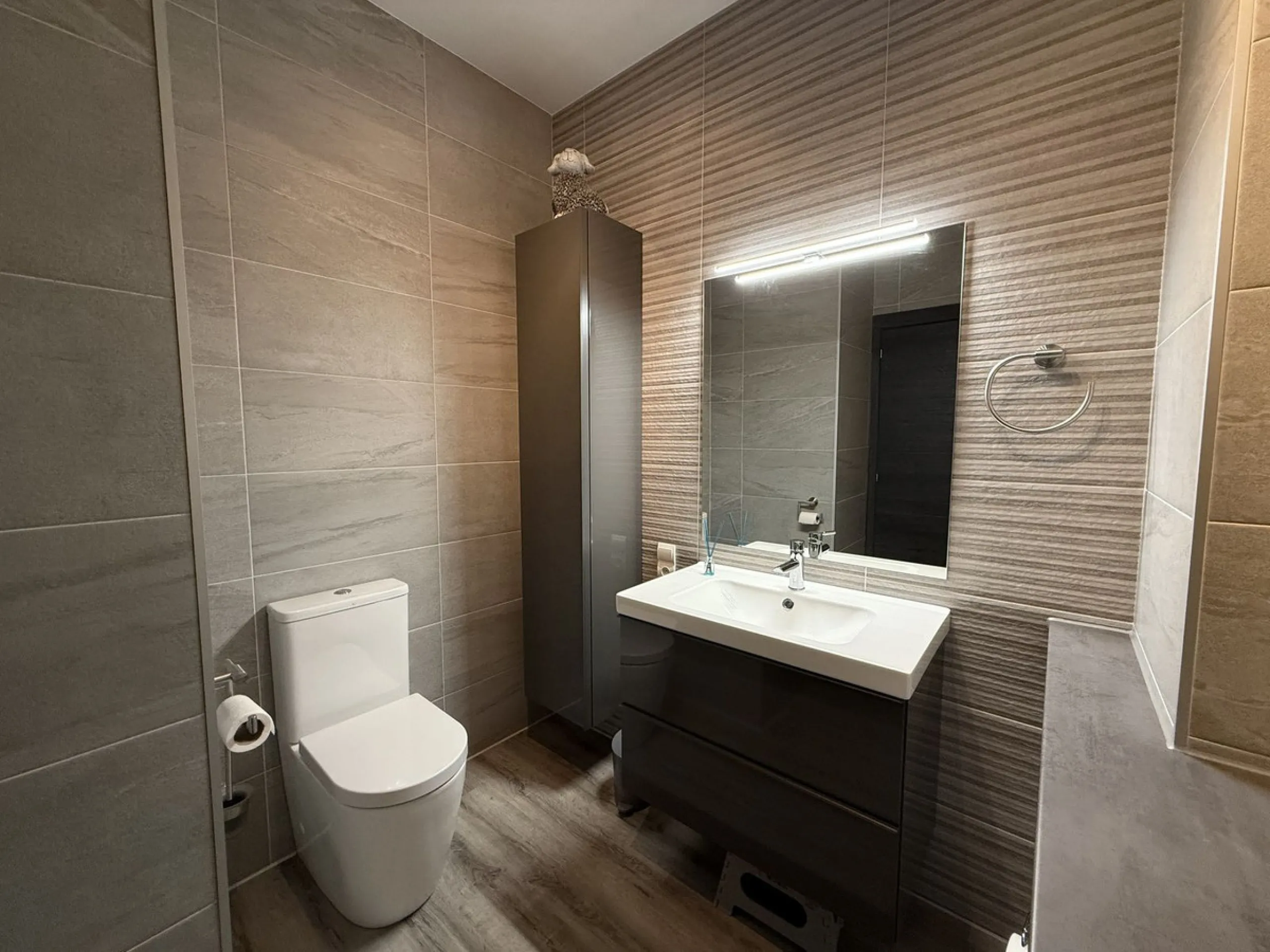 This recently renovated 3-bedroom, 3-bathroom apartment offers 170 m² of bright, spacious living on one level, originally created by combining two units into one. Located on the entrance level of a 6-storey building, yet equivalent to the 3rd floor, it be