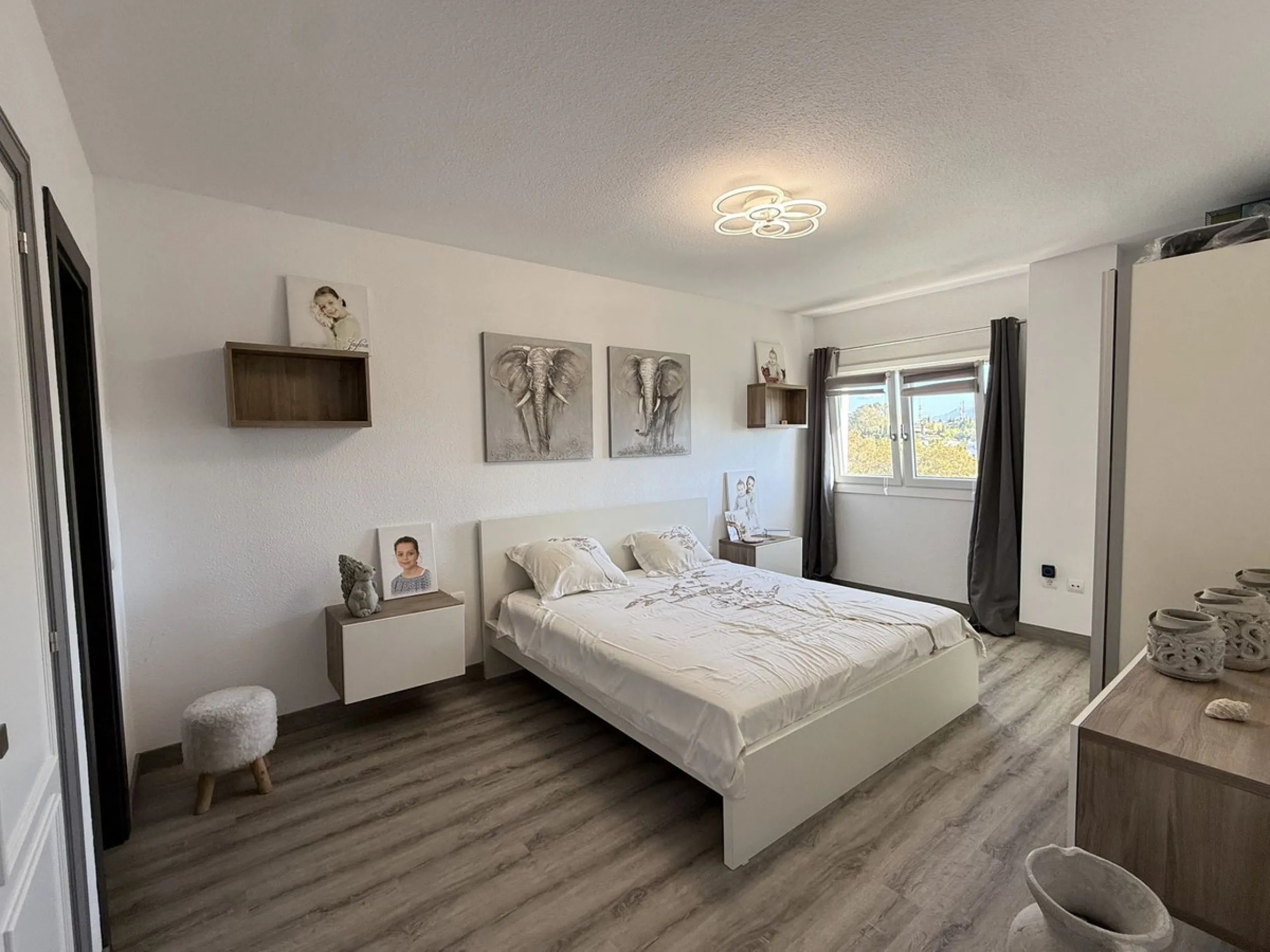 This recently renovated 3-bedroom, 3-bathroom apartment offers 170 m² of bright, spacious living on one level, originally created by combining two units into one. Located on the entrance level of a 6-storey building, yet equivalent to the 3rd floor, it be