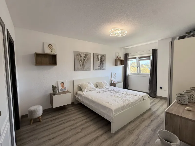 This recently renovated 3-bedroom, 3-bathroom apartment offers 170 m² of bright, spacious living on one level, originally created by combining two units into one. Located on the entrance level of a 6-storey building, yet equivalent to the 3rd floor, it be