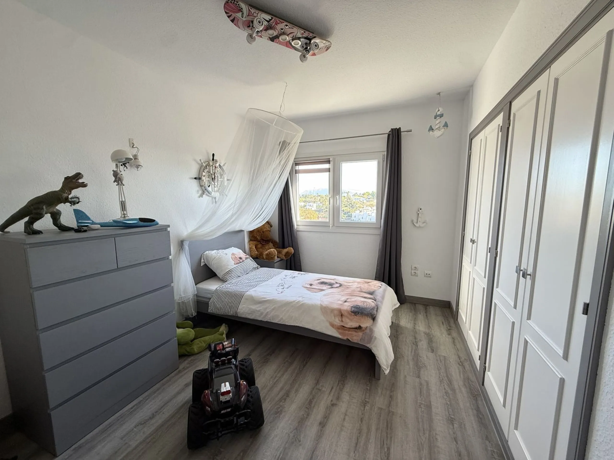 This recently renovated 3-bedroom, 3-bathroom apartment offers 170 m² of bright, spacious living on one level, originally created by combining two units into one. Located on the entrance level of a 6-storey building, yet equivalent to the 3rd floor, it be