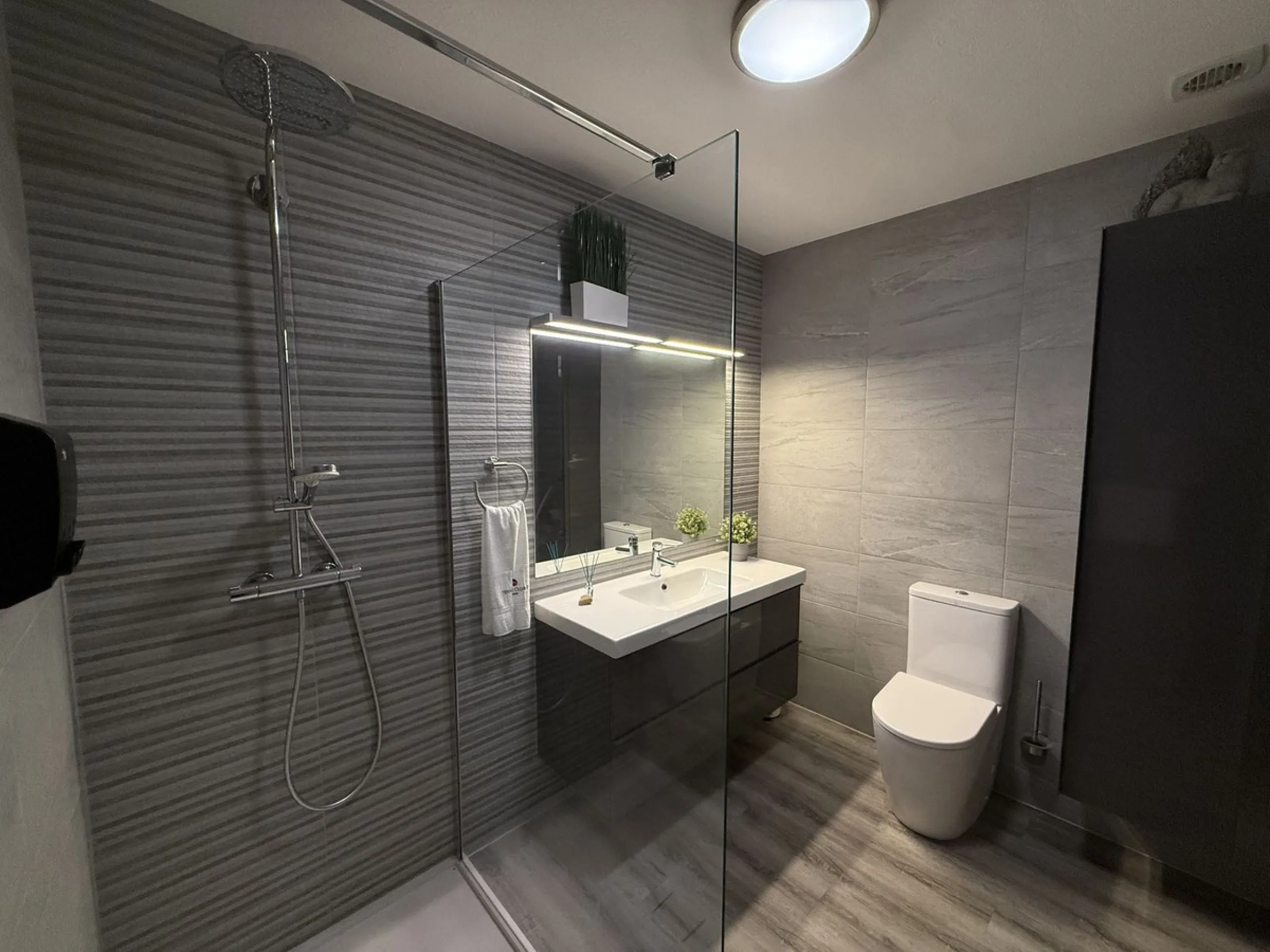 This recently renovated 3-bedroom, 3-bathroom apartment offers 170 m² of bright, spacious living on one level, originally created by combining two units into one. Located on the entrance level of a 6-storey building, yet equivalent to the 3rd floor, it be