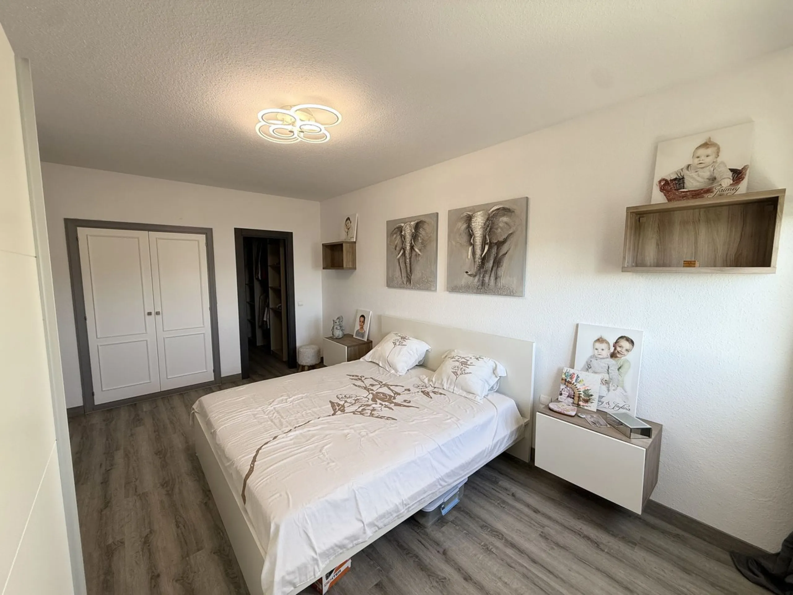 This recently renovated 3-bedroom, 3-bathroom apartment offers 170 m² of bright, spacious living on one level, originally created by combining two units into one. Located on the entrance level of a 6-storey building, yet equivalent to the 3rd floor, it be