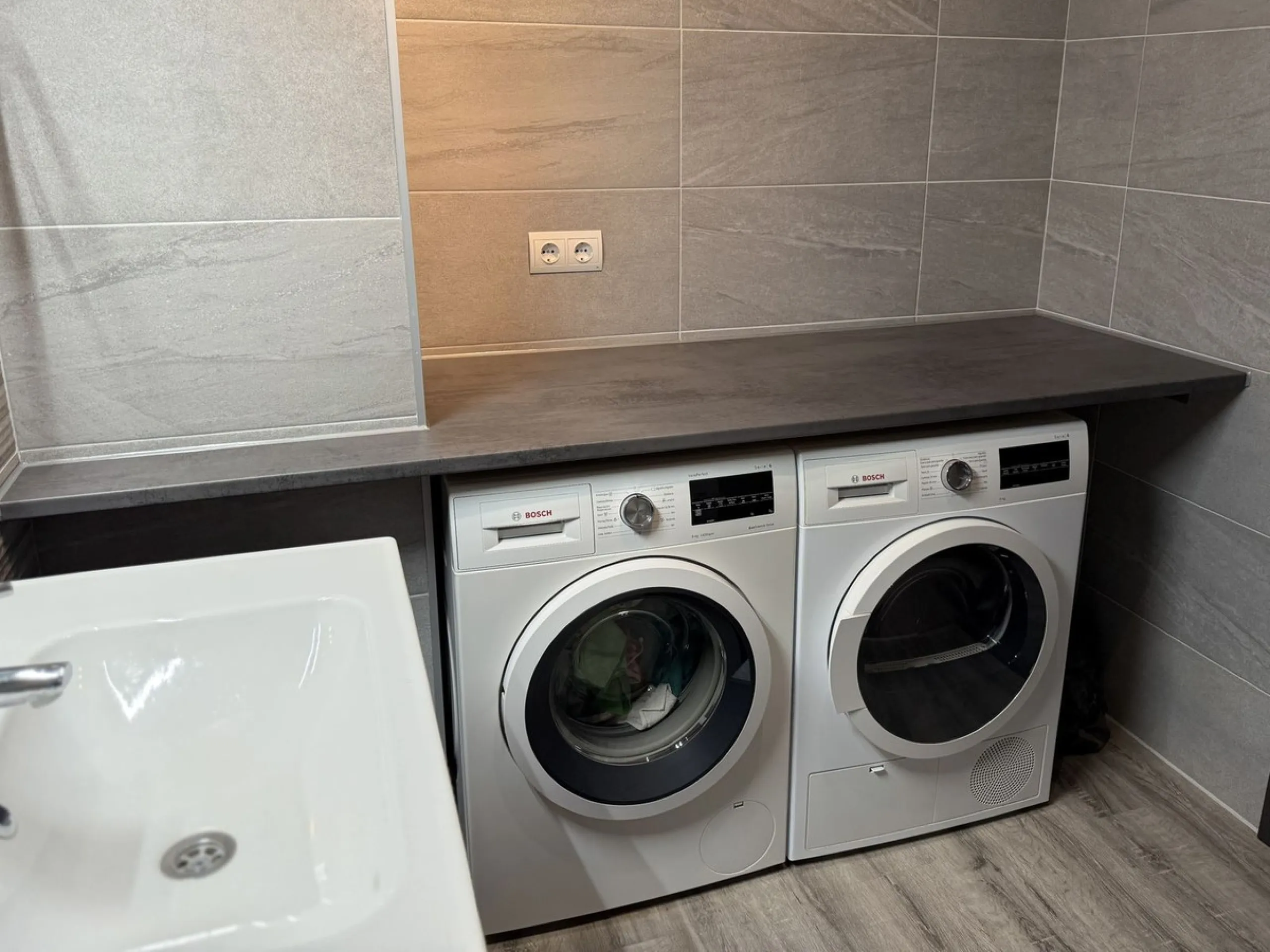 This recently renovated 3-bedroom, 3-bathroom apartment offers 170 m² of bright, spacious living on one level, originally created by combining two units into one. Located on the entrance level of a 6-storey building, yet equivalent to the 3rd floor, it be