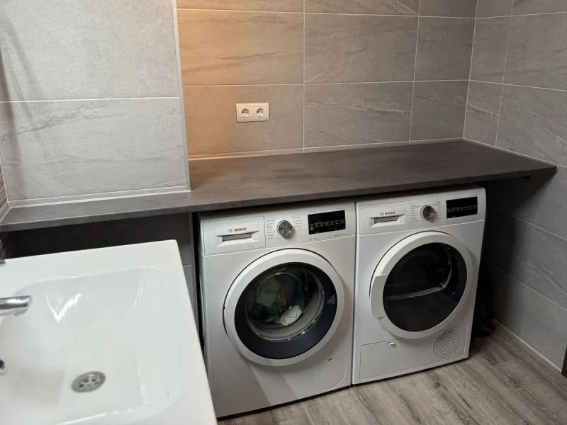 This recently renovated 3-bedroom, 3-bathroom apartment offers 170 m² of bright, spacious living on one level, originally created by combining two units into one. Located on the entrance level of a 6-storey building, yet equivalent to the 3rd floor, it be