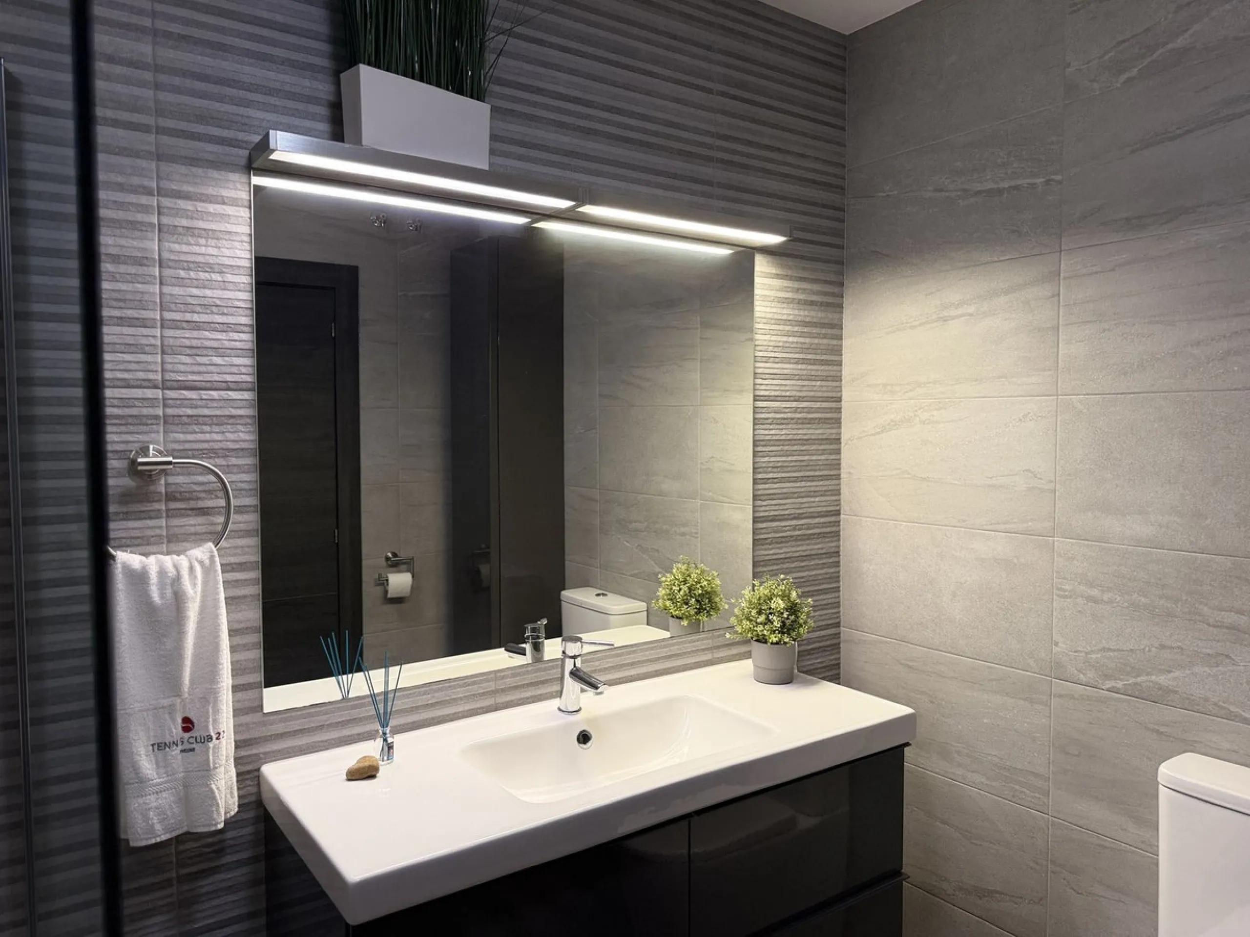 This recently renovated 3-bedroom, 3-bathroom apartment offers 170 m² of bright, spacious living on one level, originally created by combining two units into one. Located on the entrance level of a 6-storey building, yet equivalent to the 3rd floor, it be