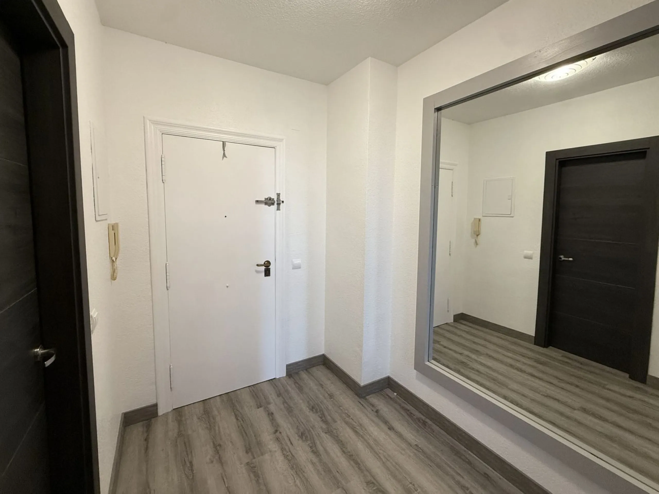 This recently renovated 3-bedroom, 3-bathroom apartment offers 170 m² of bright, spacious living on one level, originally created by combining two units into one. Located on the entrance level of a 6-storey building, yet equivalent to the 3rd floor, it be