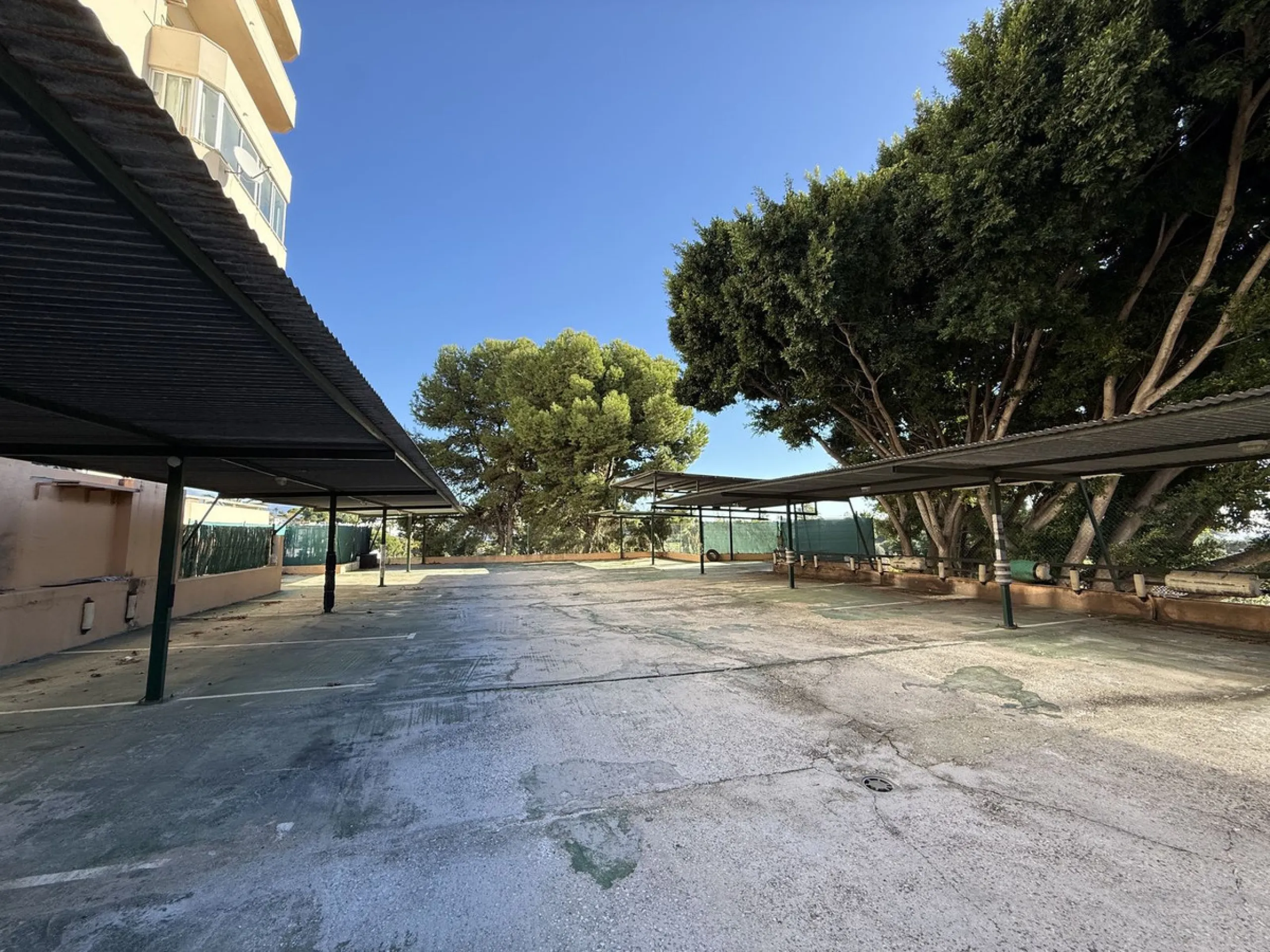 This recently renovated 3-bedroom, 3-bathroom apartment offers 170 m² of bright, spacious living on one level, originally created by combining two units into one. Located on the entrance level of a 6-storey building, yet equivalent to the 3rd floor, it be