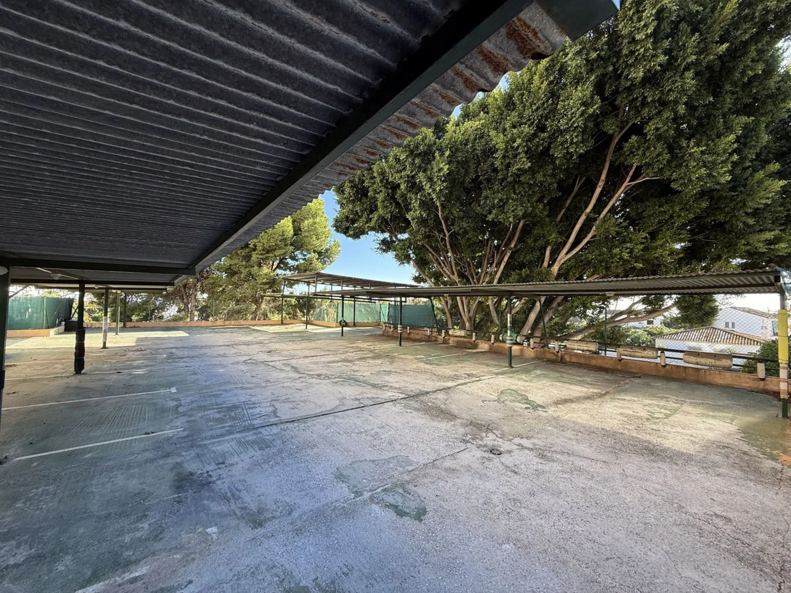 This recently renovated 3-bedroom, 3-bathroom apartment offers 170 m² of bright, spacious living on one level, originally created by combining two units into one. Located on the entrance level of a 6-storey building, yet equivalent to the 3rd floor, it be