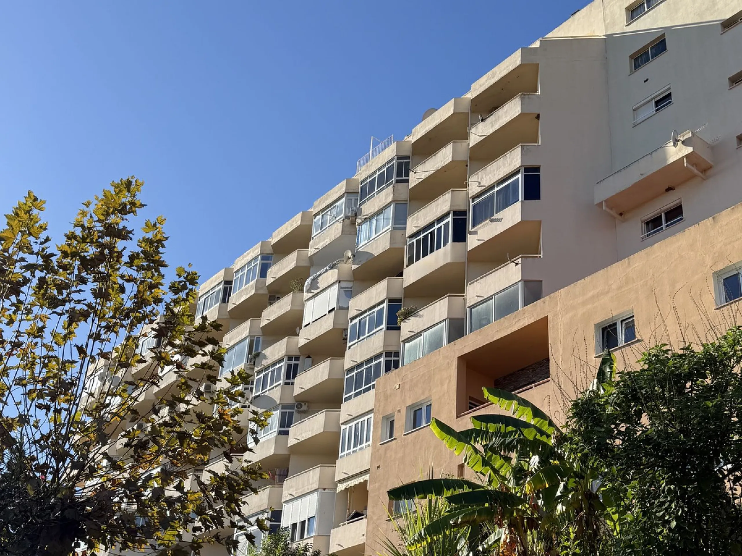 This recently renovated 3-bedroom, 3-bathroom apartment offers 170 m² of bright, spacious living on one level, originally created by combining two units into one. Located on the entrance level of a 6-storey building, yet equivalent to the 3rd floor, it be