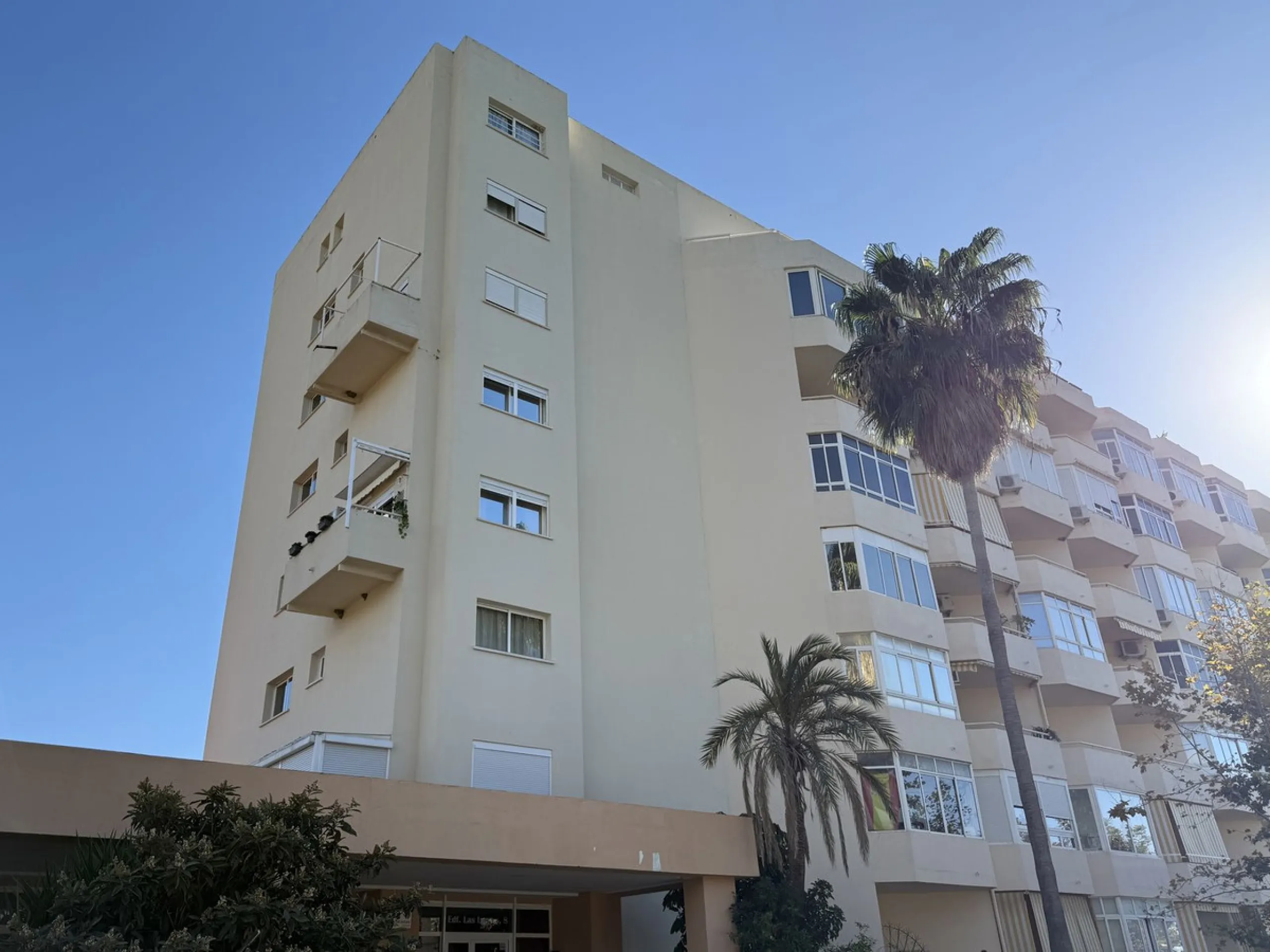 This recently renovated 3-bedroom, 3-bathroom apartment offers 170 m² of bright, spacious living on one level, originally created by combining two units into one. Located on the entrance level of a 6-storey building, yet equivalent to the 3rd floor, it be