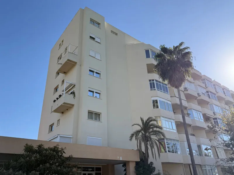 This recently renovated 3-bedroom, 3-bathroom apartment offers 170 m² of bright, spacious living on one level, originally created by combining two units into one. Located on the entrance level of a 6-storey building, yet equivalent to the 3rd floor, it be