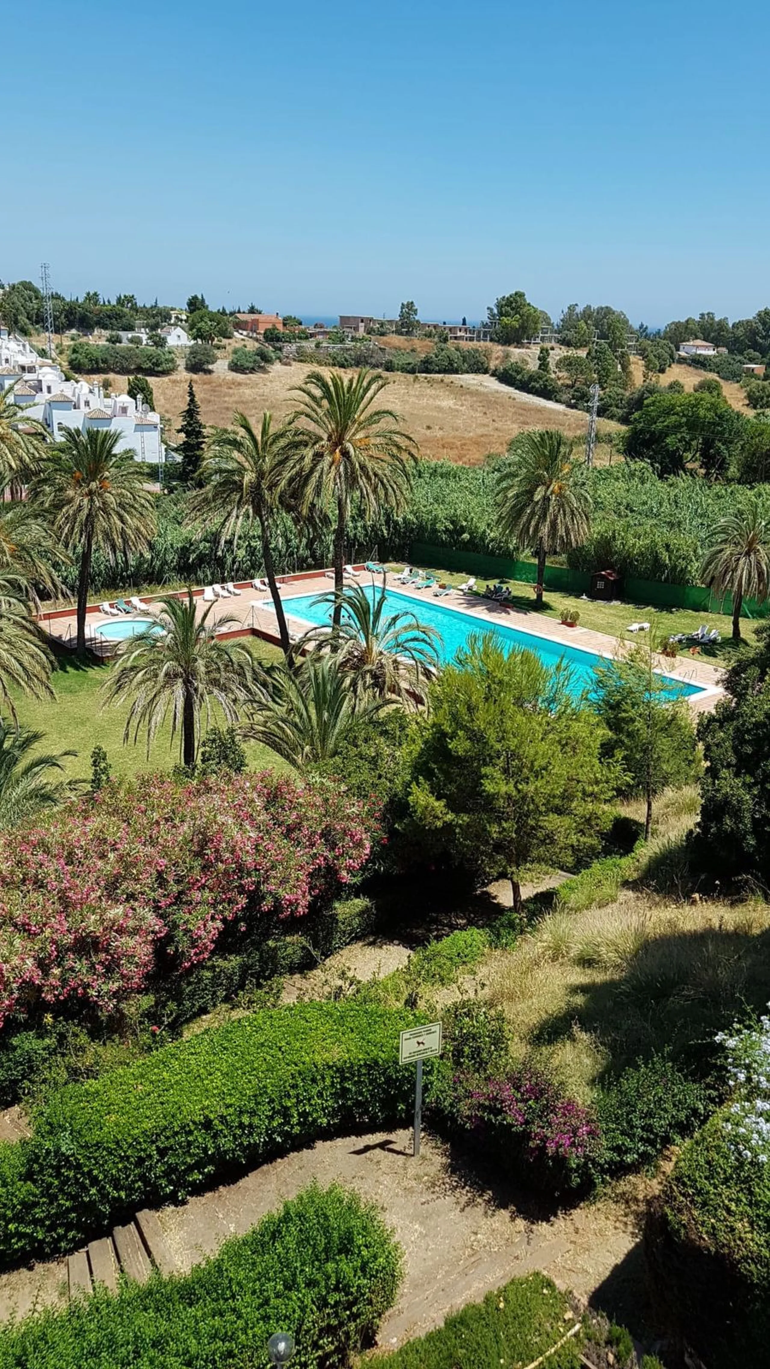 This recently renovated 3-bedroom, 3-bathroom apartment offers 170 m² of bright, spacious living on one level, originally created by combining two units into one. Located on the entrance level of a 6-storey building, yet equivalent to the 3rd floor, it be