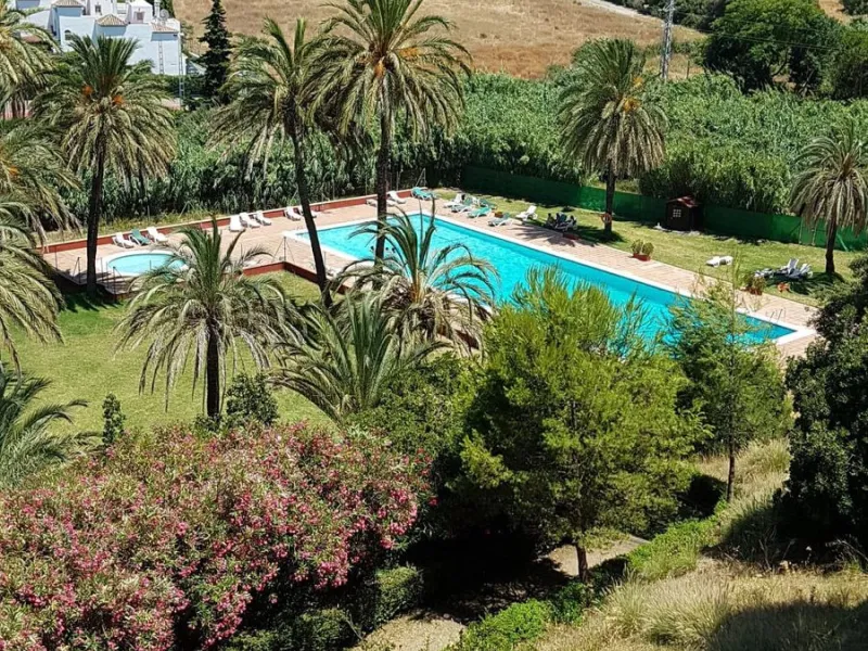 This recently renovated 3-bedroom, 3-bathroom apartment offers 170 m² of bright, spacious living on one level, originally created by combining two units into one. Located on the entrance level of a 6-storey building, yet equivalent to the 3rd floor, it be