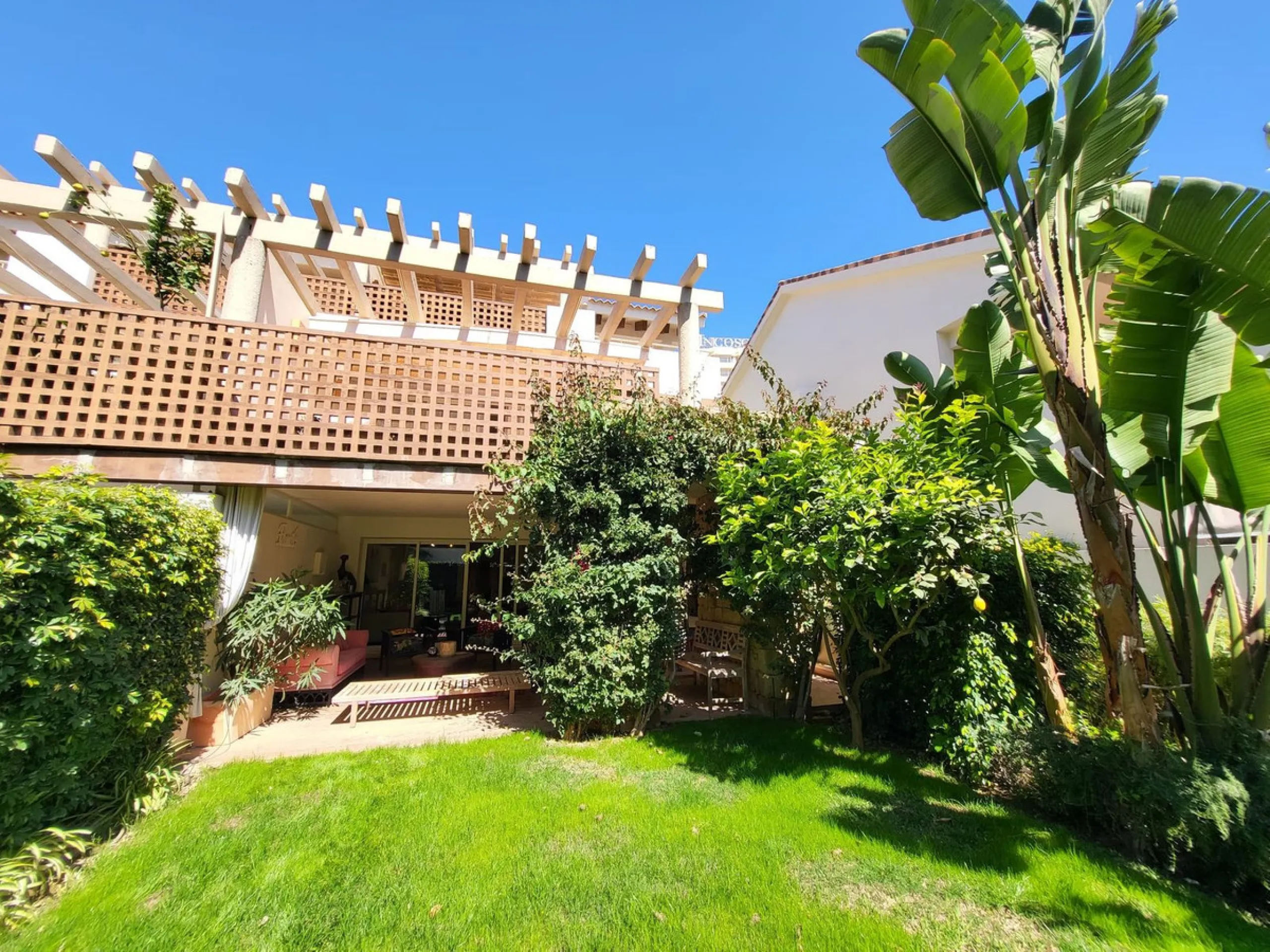 Beautiful ground floor apartment in an exclusive gated community  of ​​Marbella, Rio Real, with 3 bedrooms and 2 bathrooms, parking place, storage room ,a  large private garden, with access to the  tropical communal gardens  and  2 swimming pools. Just 3 