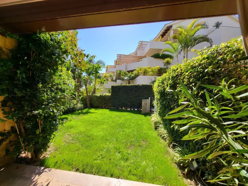 Beautiful ground floor apartment in an exclusive gated community  of ​​Marbella, Rio Real, with 3 bedrooms and 2 bathrooms, parking place, storage room ,a  large private garden, with access to the  tropical communal gardens  and  2 swimming pools. Just 3 