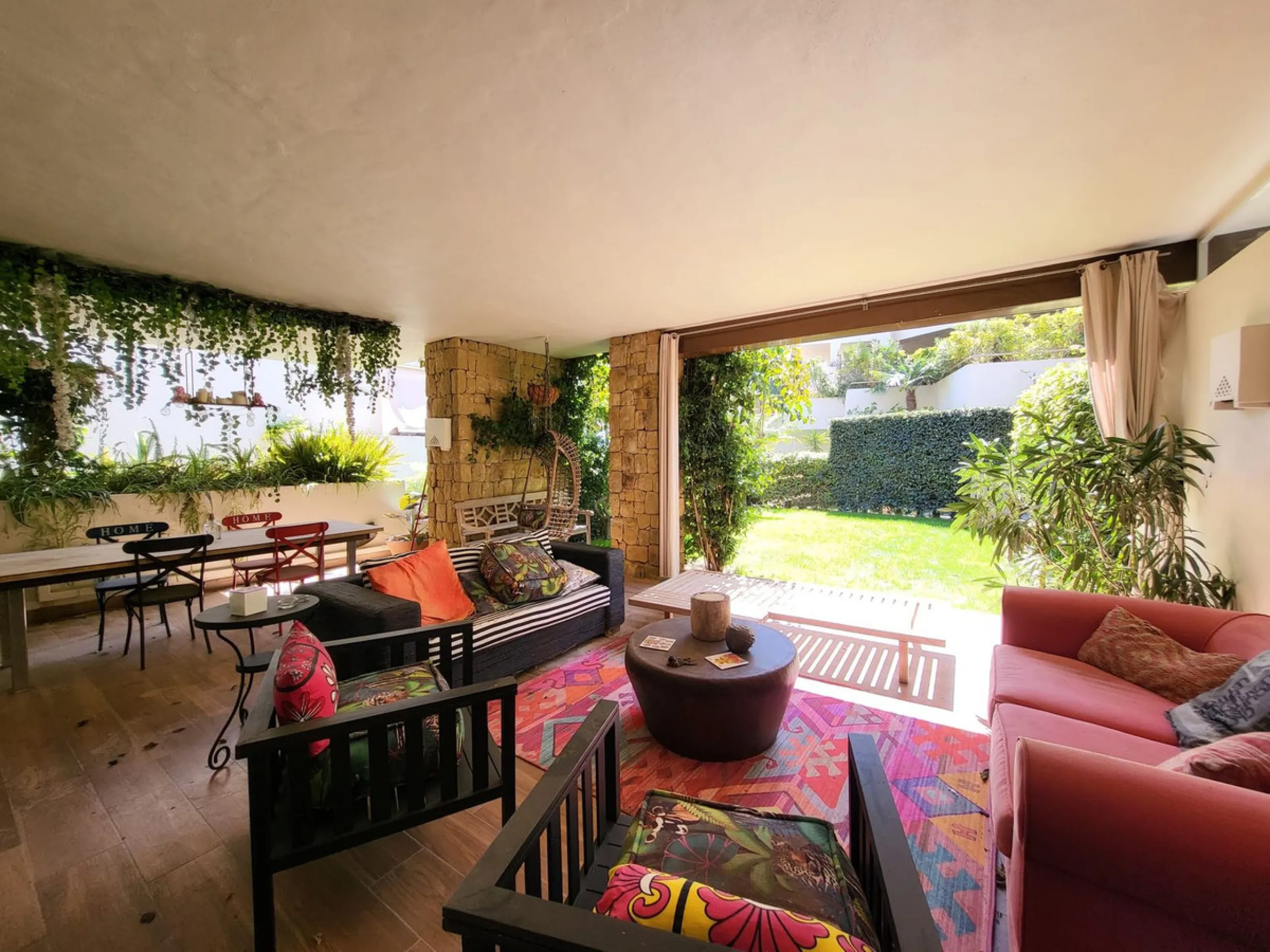 Beautiful ground floor apartment in an exclusive gated community  of ​​Marbella, Rio Real, with 3 bedrooms and 2 bathrooms, parking place, storage room ,a  large private garden, with access to the  tropical communal gardens  and  2 swimming pools. Just 3 
