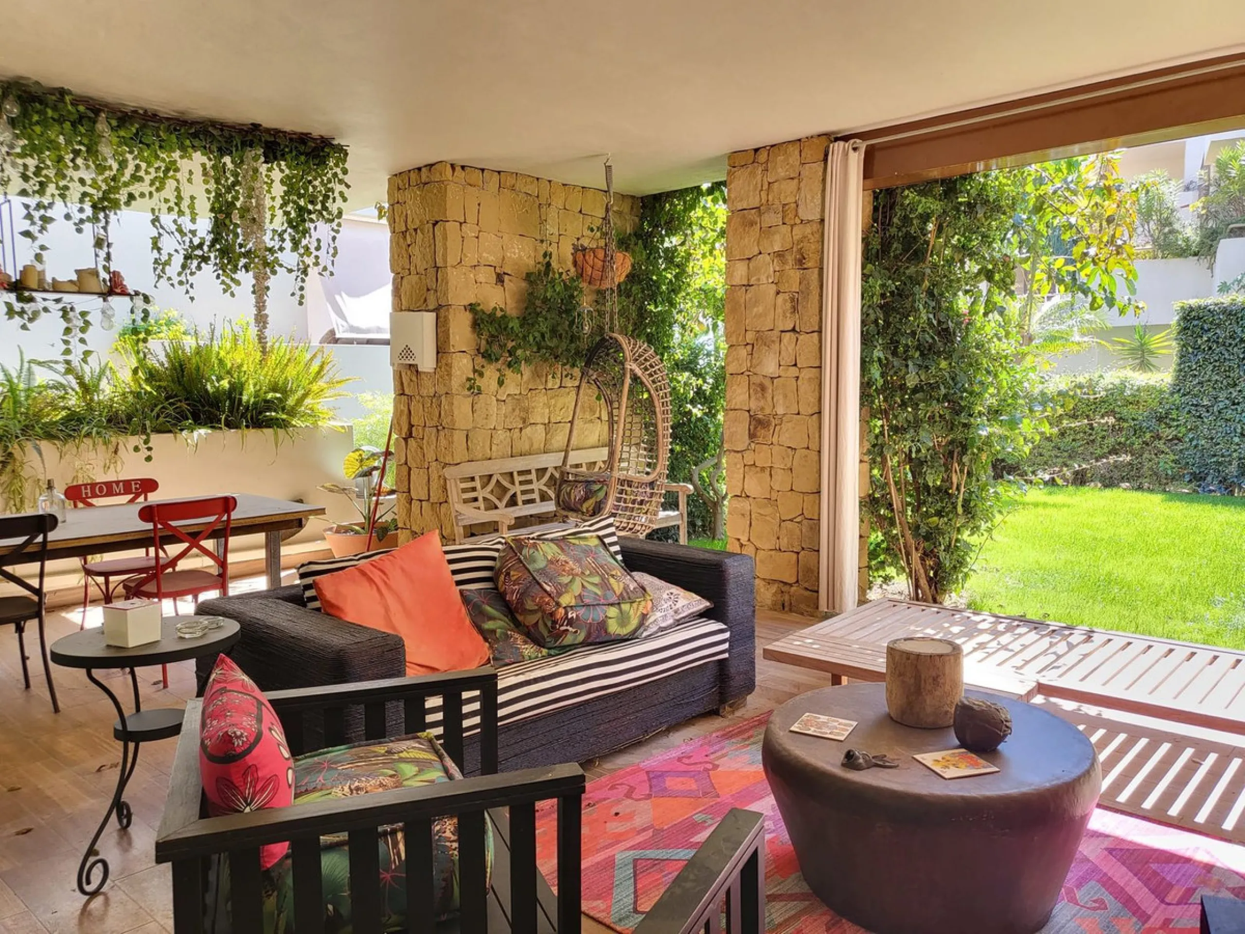 Beautiful ground floor apartment in an exclusive gated community  of ​​Marbella, Rio Real, with 3 bedrooms and 2 bathrooms, parking place, storage room ,a  large private garden, with access to the  tropical communal gardens  and  2 swimming pools. Just 3 