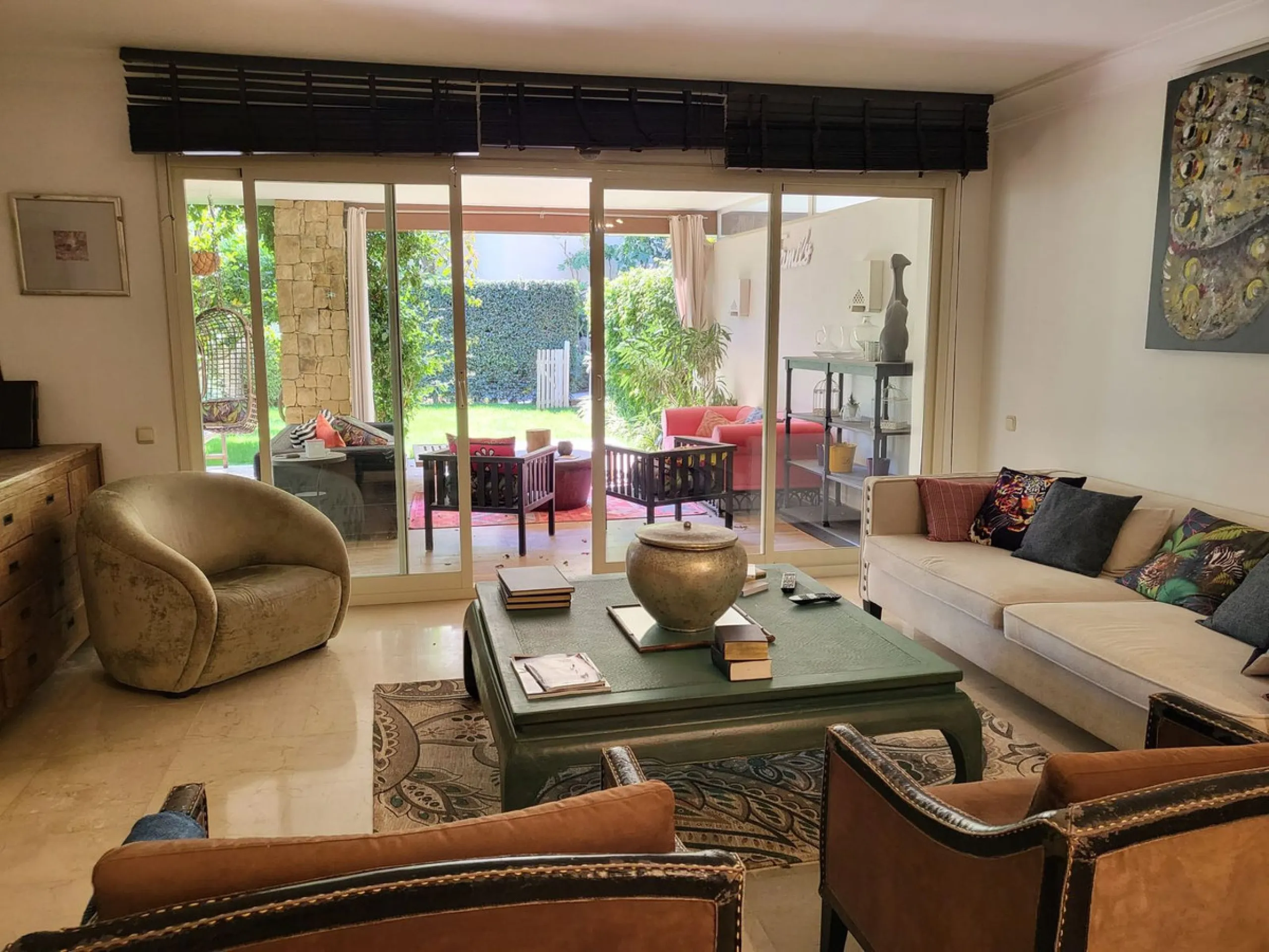 Beautiful ground floor apartment in an exclusive gated community  of ​​Marbella, Rio Real, with 3 bedrooms and 2 bathrooms, parking place, storage room ,a  large private garden, with access to the  tropical communal gardens  and  2 swimming pools. Just 3 