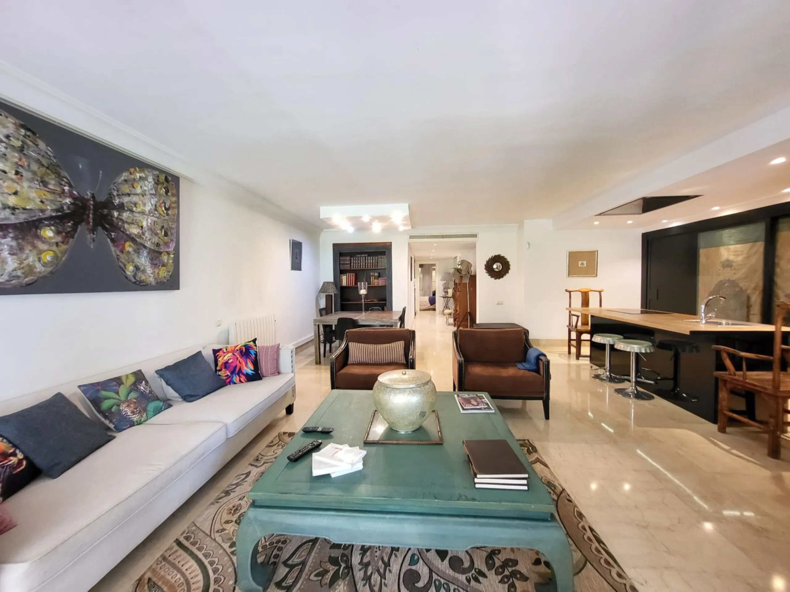 Beautiful ground floor apartment in an exclusive gated community  of ​​Marbella, Rio Real, with 3 bedrooms and 2 bathrooms, parking place, storage room ,a  large private garden, with access to the  tropical communal gardens  and  2 swimming pools. Just 3 
