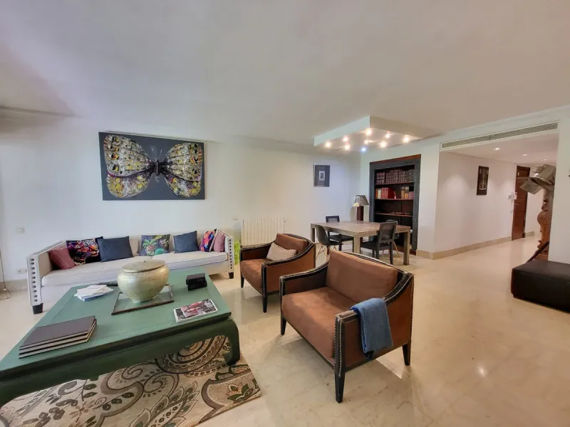 Beautiful ground floor apartment in an exclusive gated community  of ​​Marbella, Rio Real, with 3 bedrooms and 2 bathrooms, parking place, storage room ,a  large private garden, with access to the  tropical communal gardens  and  2 swimming pools. Just 3 