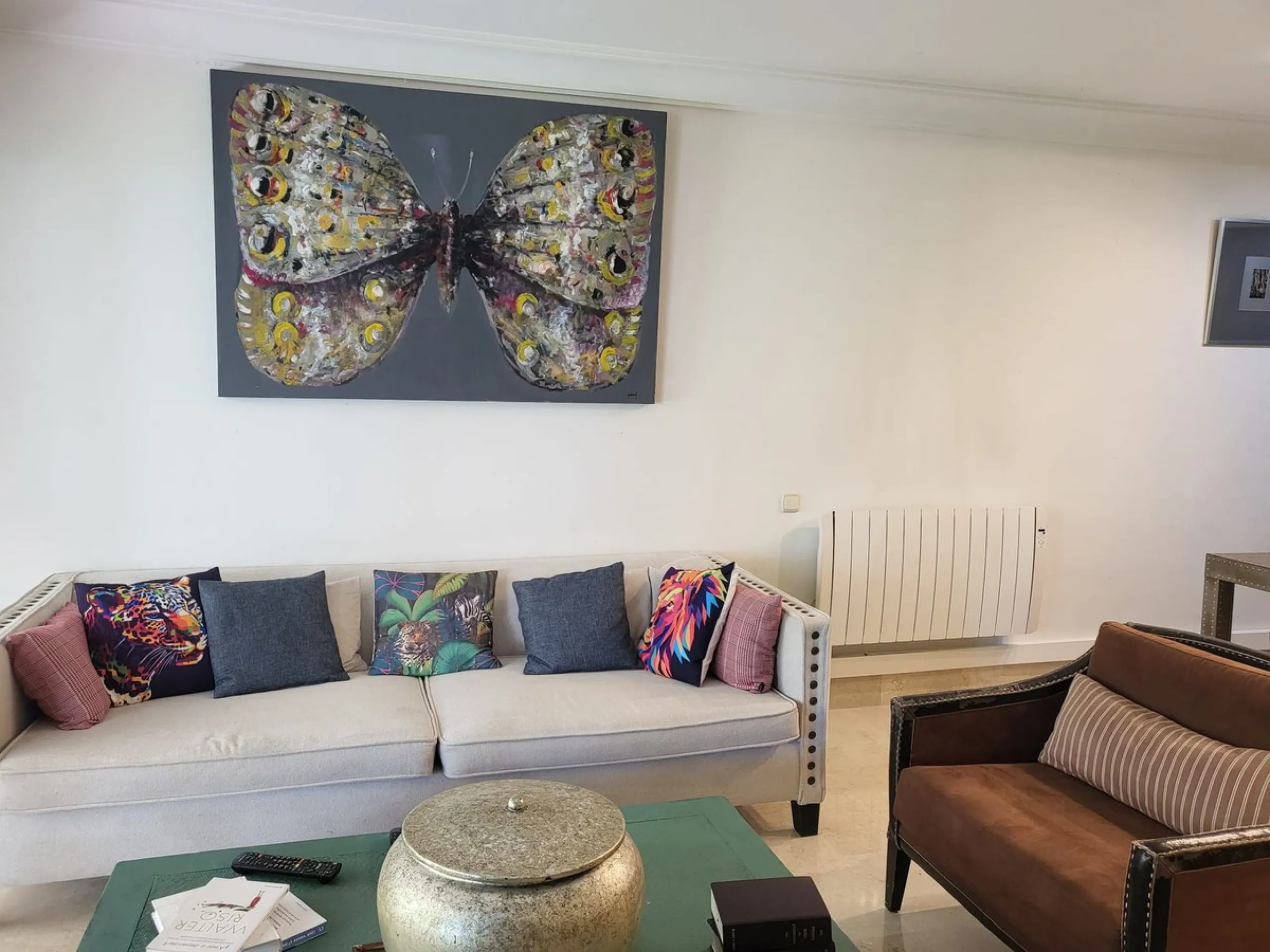 Beautiful ground floor apartment in an exclusive gated community  of ​​Marbella, Rio Real, with 3 bedrooms and 2 bathrooms, parking place, storage room ,a  large private garden, with access to the  tropical communal gardens  and  2 swimming pools. Just 3 