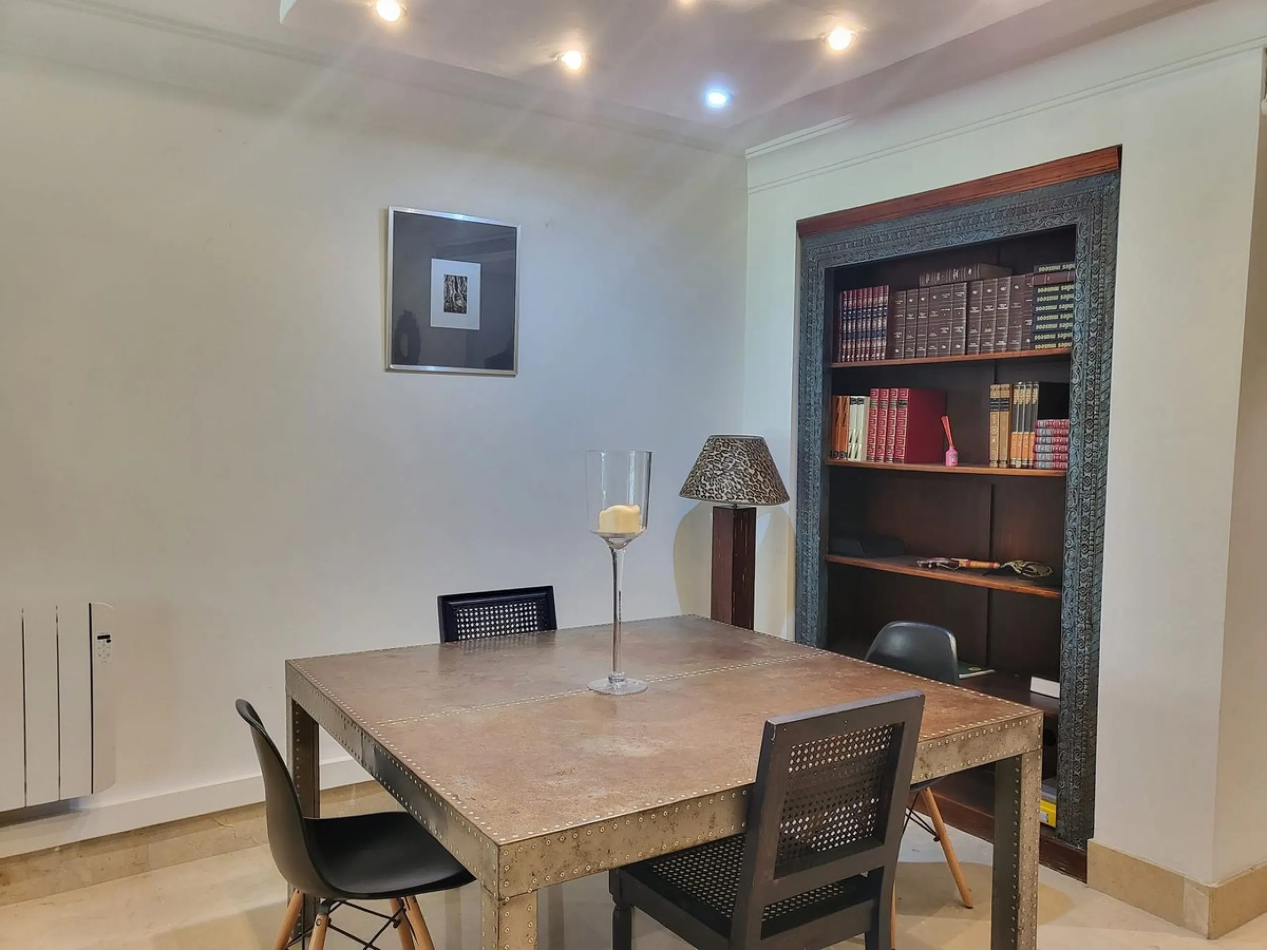 Beautiful ground floor apartment in an exclusive gated community  of ​​Marbella, Rio Real, with 3 bedrooms and 2 bathrooms, parking place, storage room ,a  large private garden, with access to the  tropical communal gardens  and  2 swimming pools. Just 3 