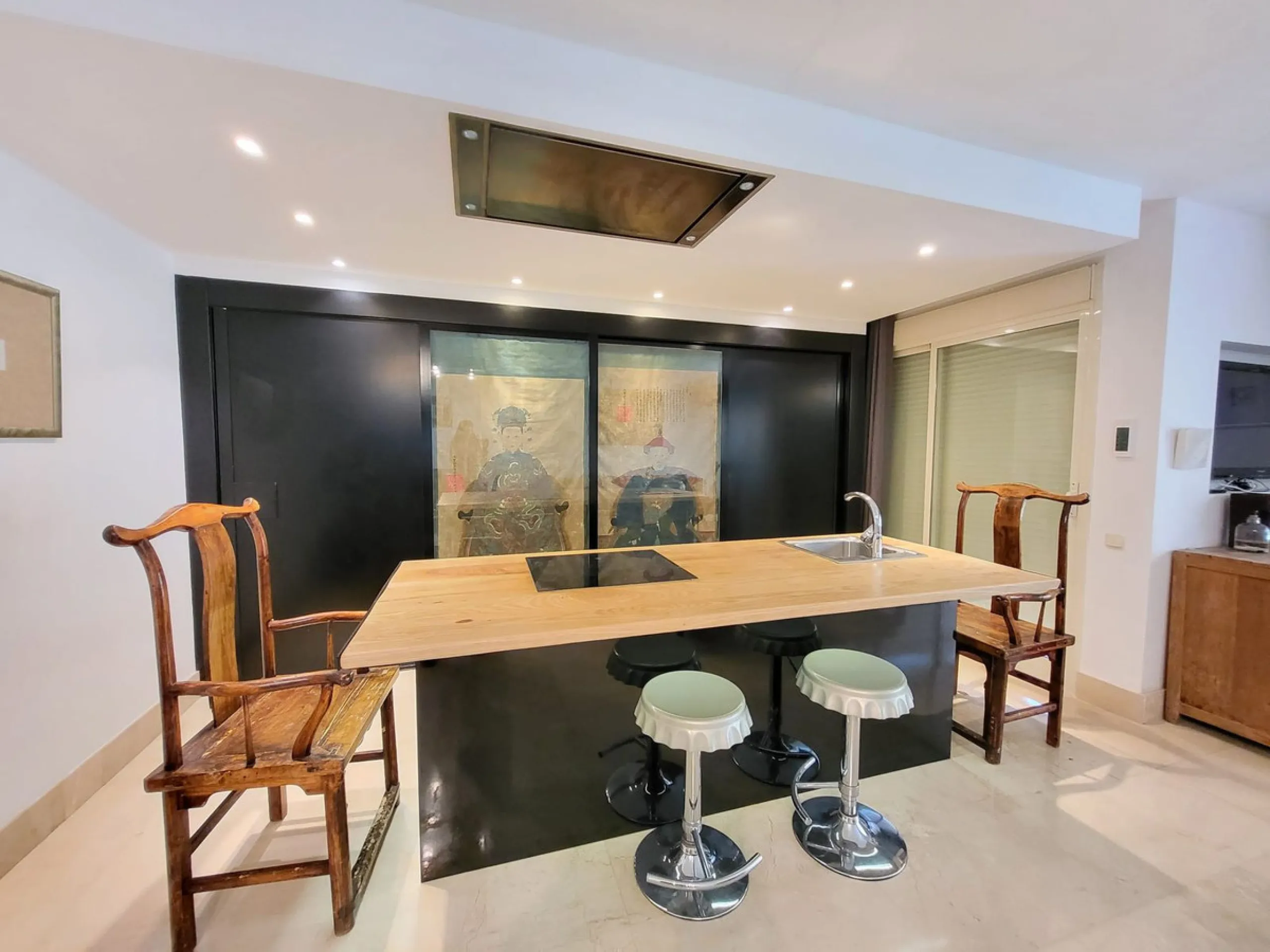 Beautiful ground floor apartment in an exclusive gated community  of ​​Marbella, Rio Real, with 3 bedrooms and 2 bathrooms, parking place, storage room ,a  large private garden, with access to the  tropical communal gardens  and  2 swimming pools. Just 3 