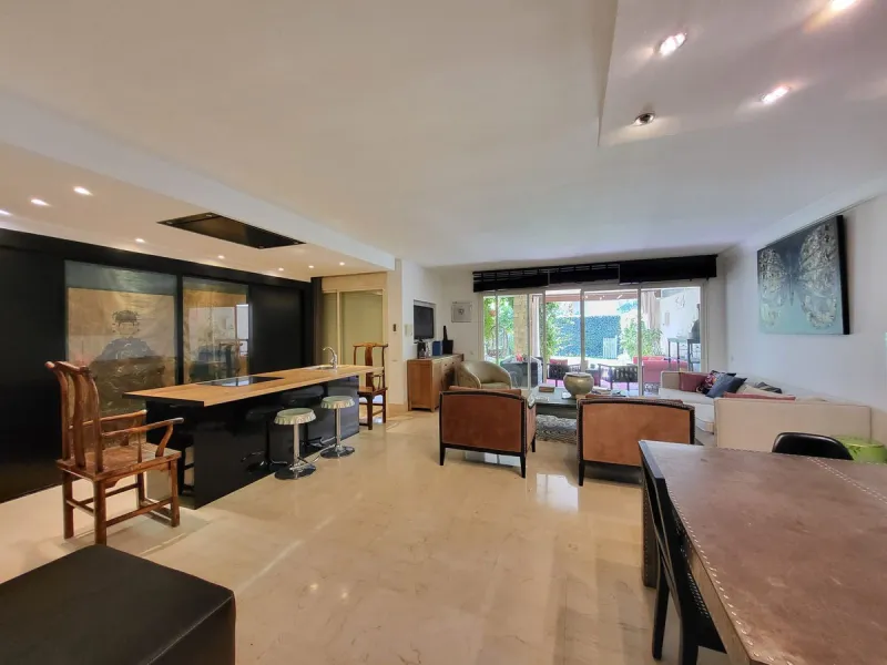 Beautiful ground floor apartment in an exclusive gated community  of ​​Marbella, Rio Real, with 3 bedrooms and 2 bathrooms, parking place, storage room ,a  large private garden, with access to the  tropical communal gardens  and  2 swimming pools. Just 3 