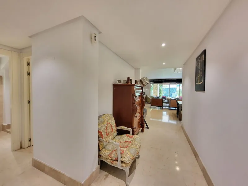 Beautiful ground floor apartment in an exclusive gated community  of ​​Marbella, Rio Real, with 3 bedrooms and 2 bathrooms, parking place, storage room ,a  large private garden, with access to the  tropical communal gardens  and  2 swimming pools. Just 3 
