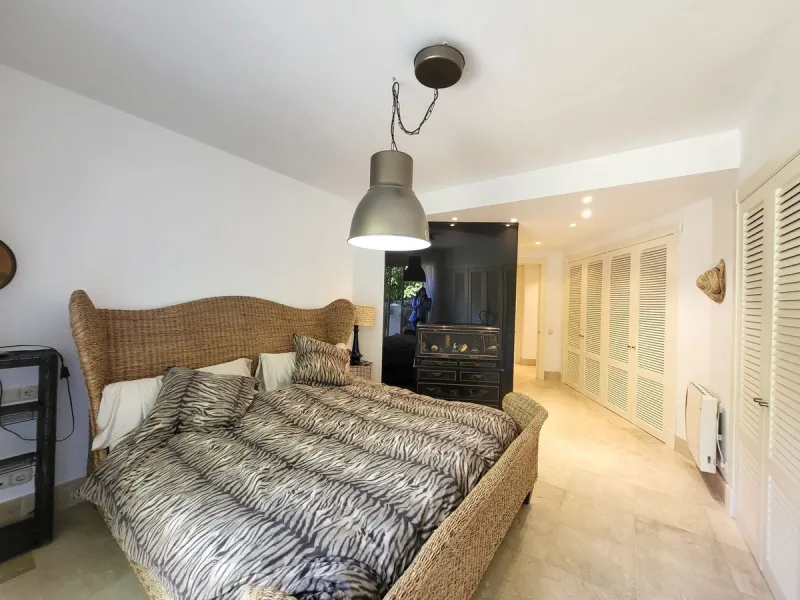 Beautiful ground floor apartment in an exclusive gated community  of ​​Marbella, Rio Real, with 3 bedrooms and 2 bathrooms, parking place, storage room ,a  large private garden, with access to the  tropical communal gardens  and  2 swimming pools. Just 3 