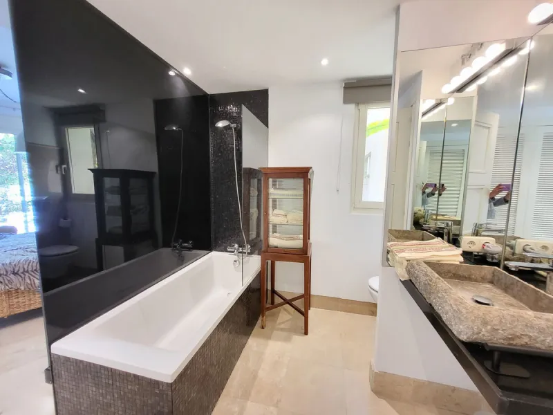 Beautiful ground floor apartment in an exclusive gated community  of ​​Marbella, Rio Real, with 3 bedrooms and 2 bathrooms, parking place, storage room ,a  large private garden, with access to the  tropical communal gardens  and  2 swimming pools. Just 3 