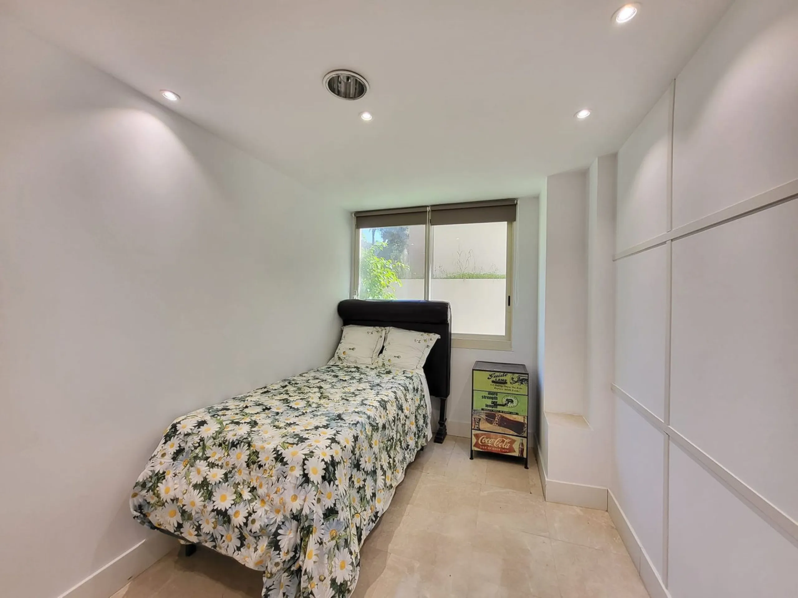 Beautiful ground floor apartment in an exclusive gated community  of ​​Marbella, Rio Real, with 3 bedrooms and 2 bathrooms, parking place, storage room ,a  large private garden, with access to the  tropical communal gardens  and  2 swimming pools. Just 3 